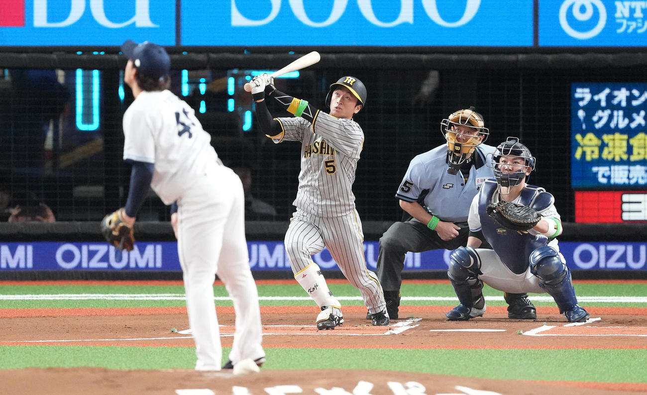 西武対阪神　1回表阪神無死、右三塁打を放つ近本。投手与座（撮影・鈴木みどり）