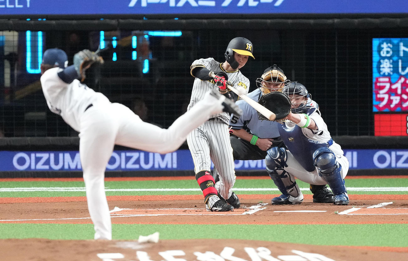 西武対阪神　1回表阪神無死三塁、先制の右適時三塁打を放つ中野。投手与座（撮影・鈴木みどり）