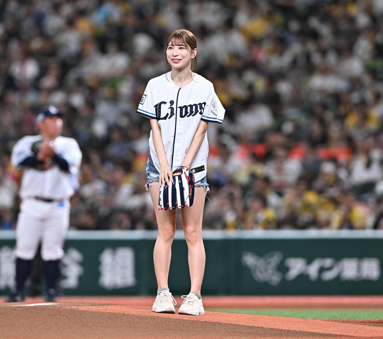 西武対阪神　始球式の投球を終えた雪平莉左（撮影・滝沢徹郎）