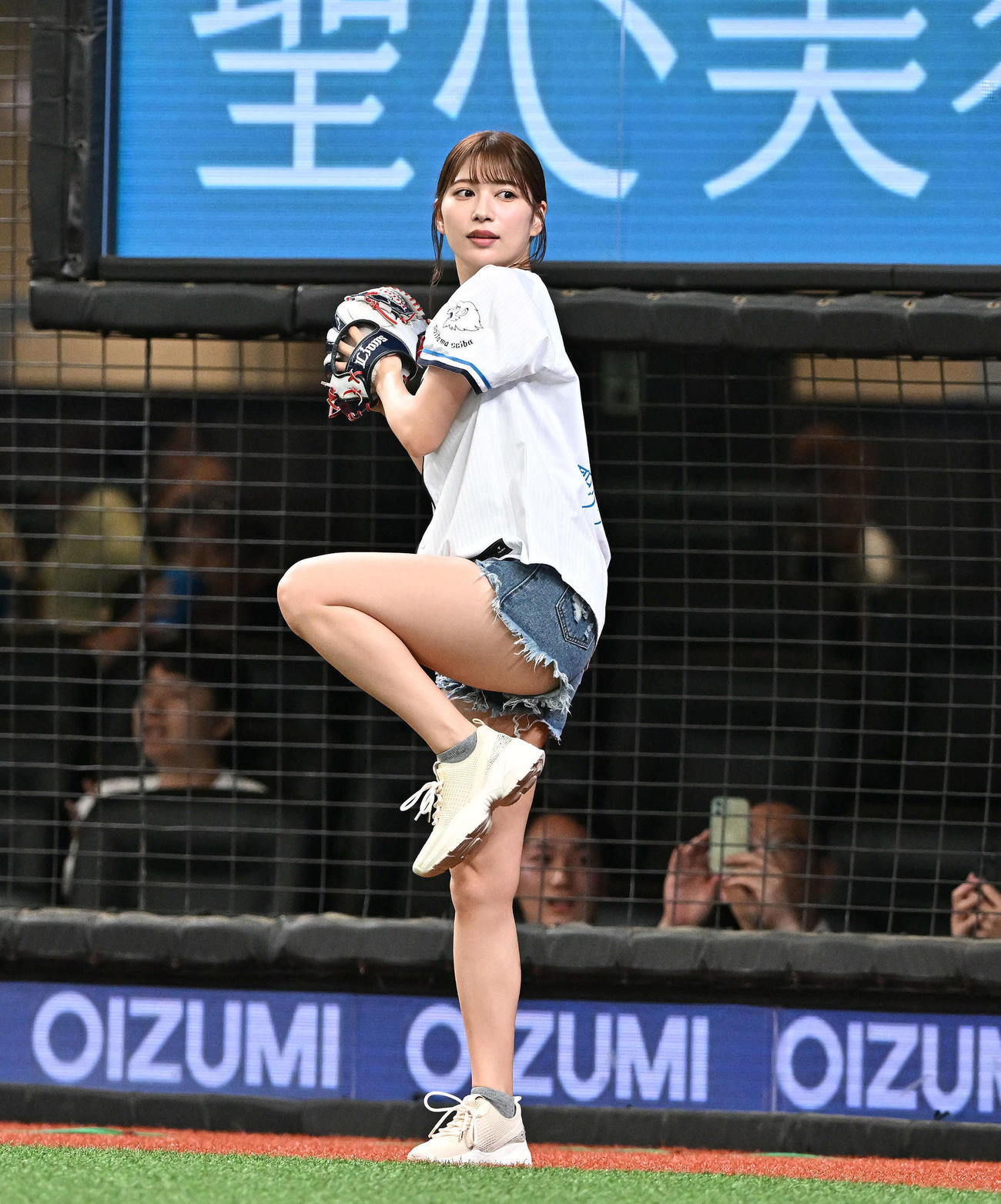 西武対阪神　始球式に臨む雪平莉左（撮影・滝沢徹郎）