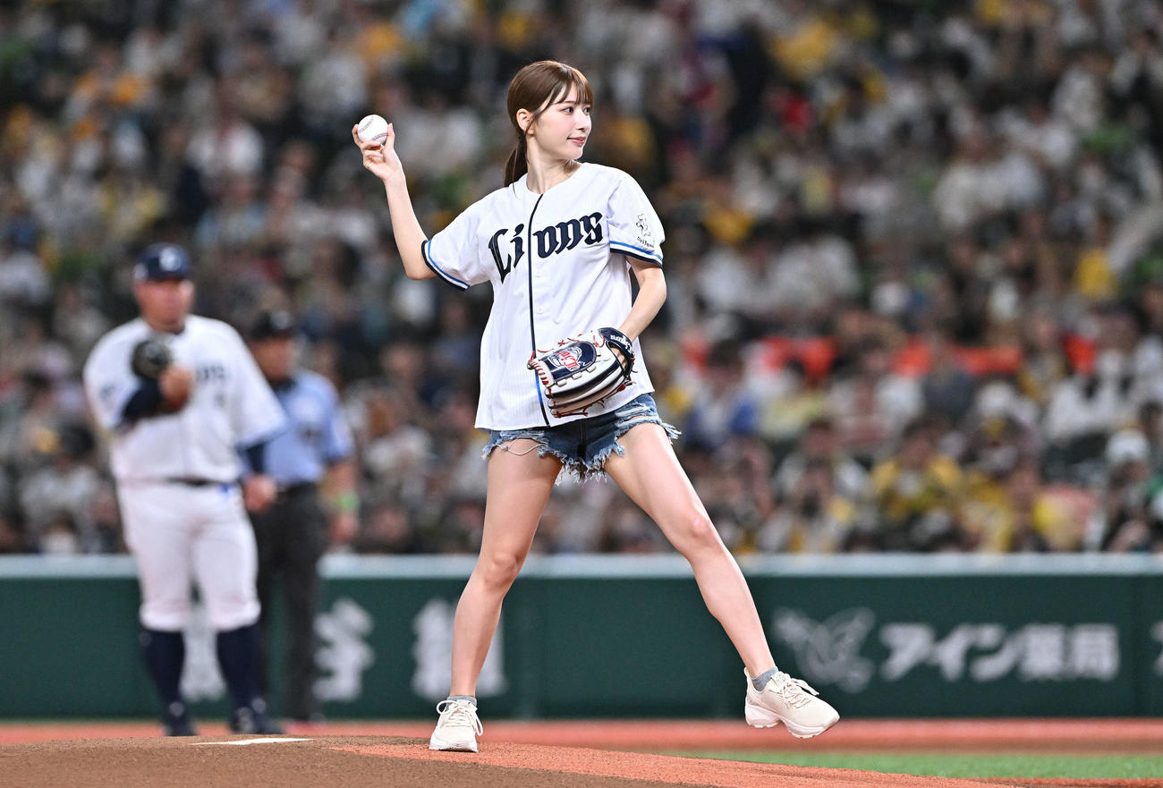 西武対阪神　始球式で投球する雪平莉左（撮影・滝沢徹郎）