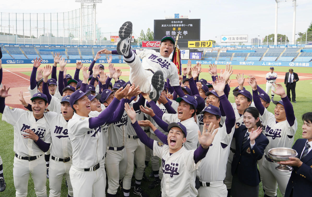 春季リーグを優勝し、選手に胴上げされる明大・田中監督（中央）（撮影・狩俣裕三）