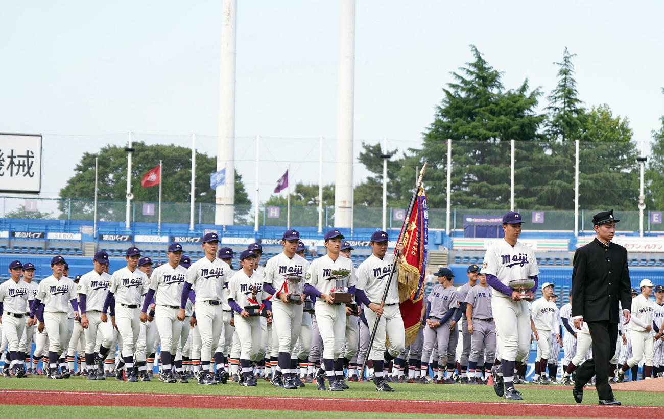 優勝し、表彰式で行進する明大の選手たち（撮影・狩俣裕三）