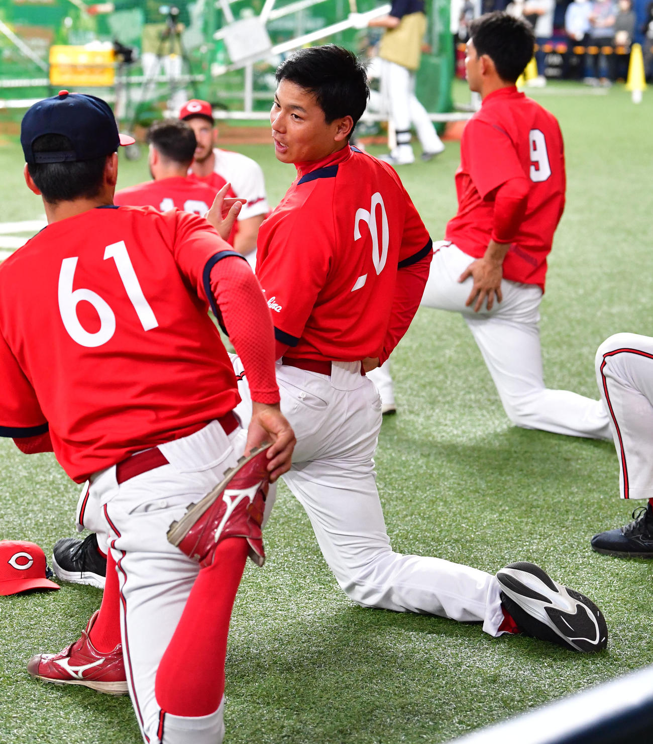 オリックス対広島　1軍に合流した広島栗林（右）は矢野と話す（撮影・前岡正明）