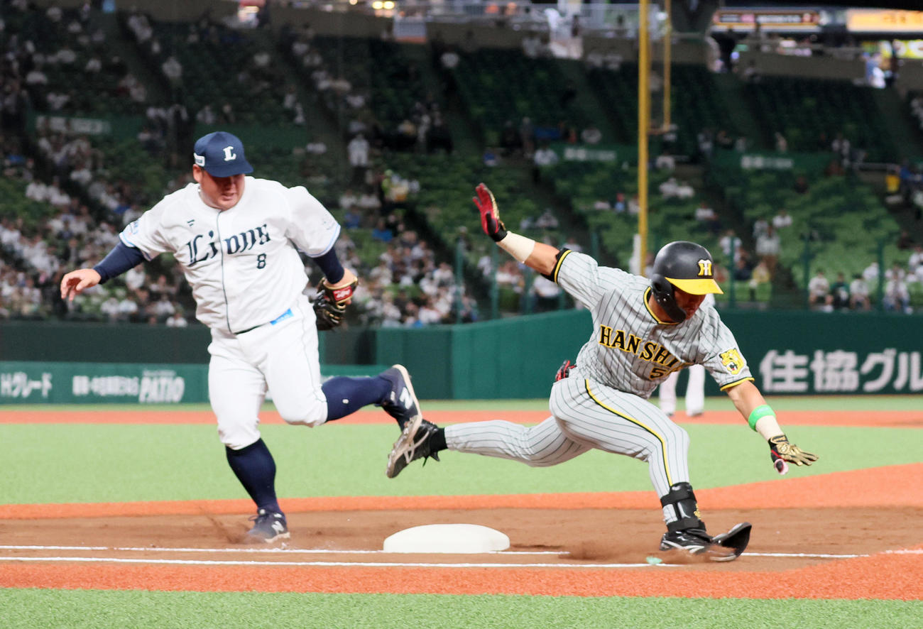 西武対阪神　2回表阪神無死、前川は投ゴロを打ち一塁渡部（左）と接触し転倒（撮影・加藤哉）