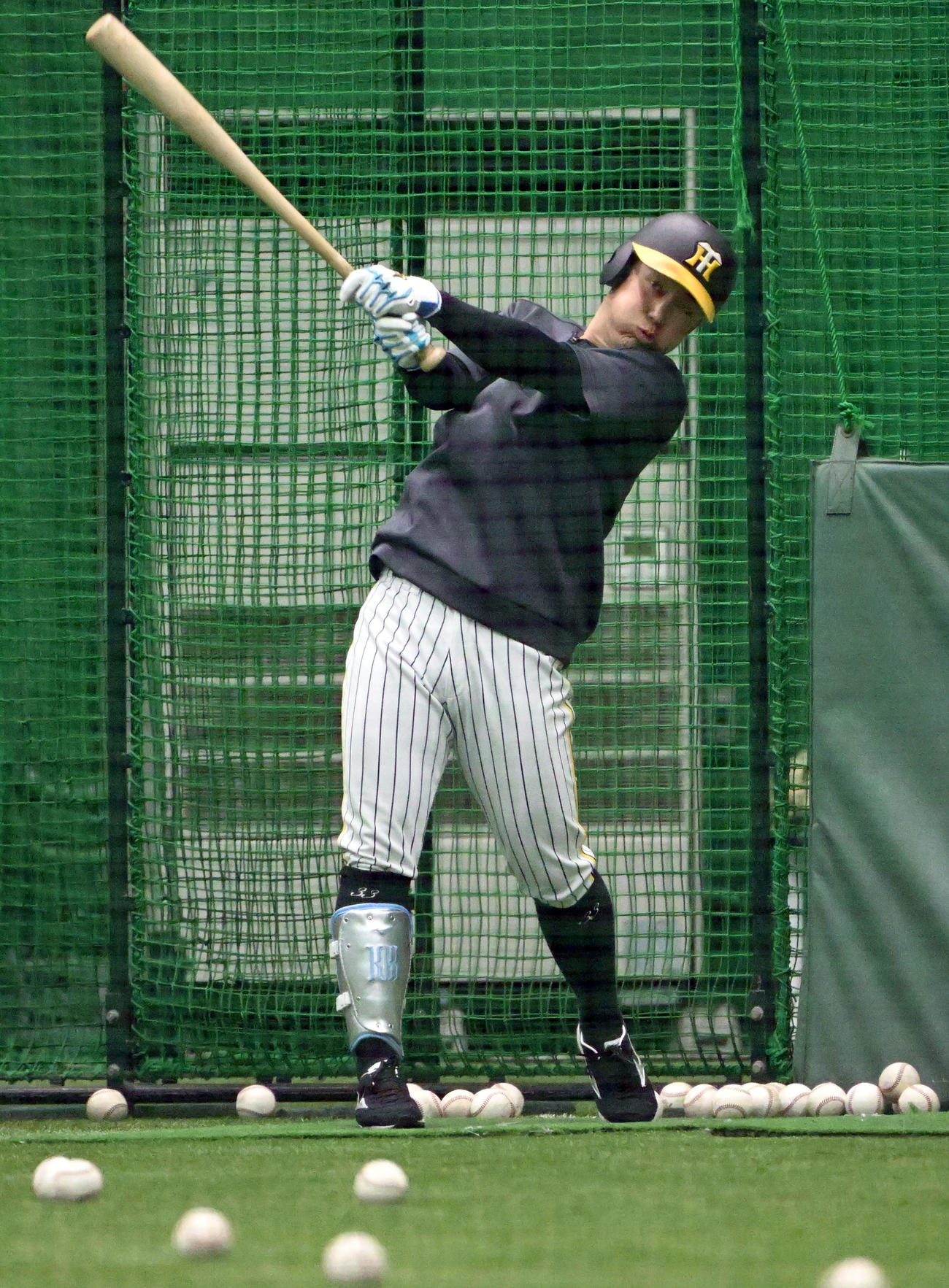 打撃練習をする阪神糸原（撮影・石井愛子）