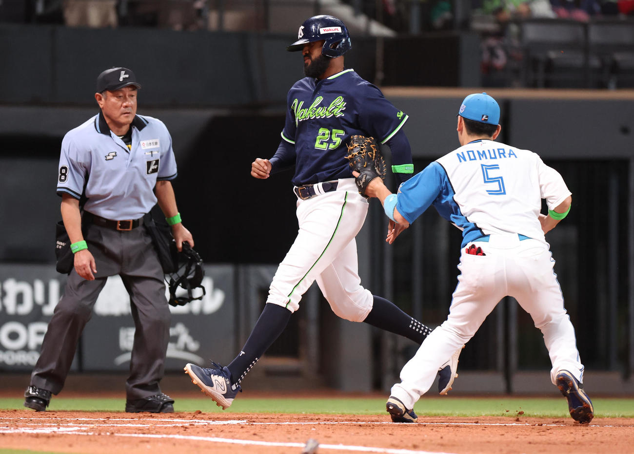 日本ハム対ヤクルト　2回表ヤクルト2死満塁、長岡の中前適時打で生還を試みるもタッチアウトになる二走サンタナ（撮影・佐藤翔太）