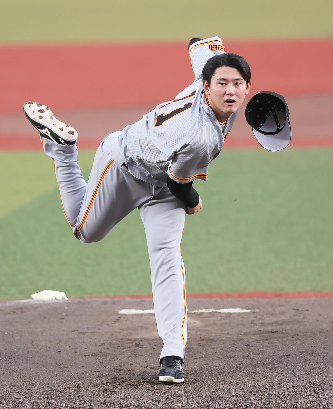 ロッテ対巨人　帽子を飛ばしながら力投する巨人平内（撮影・足立雅史）