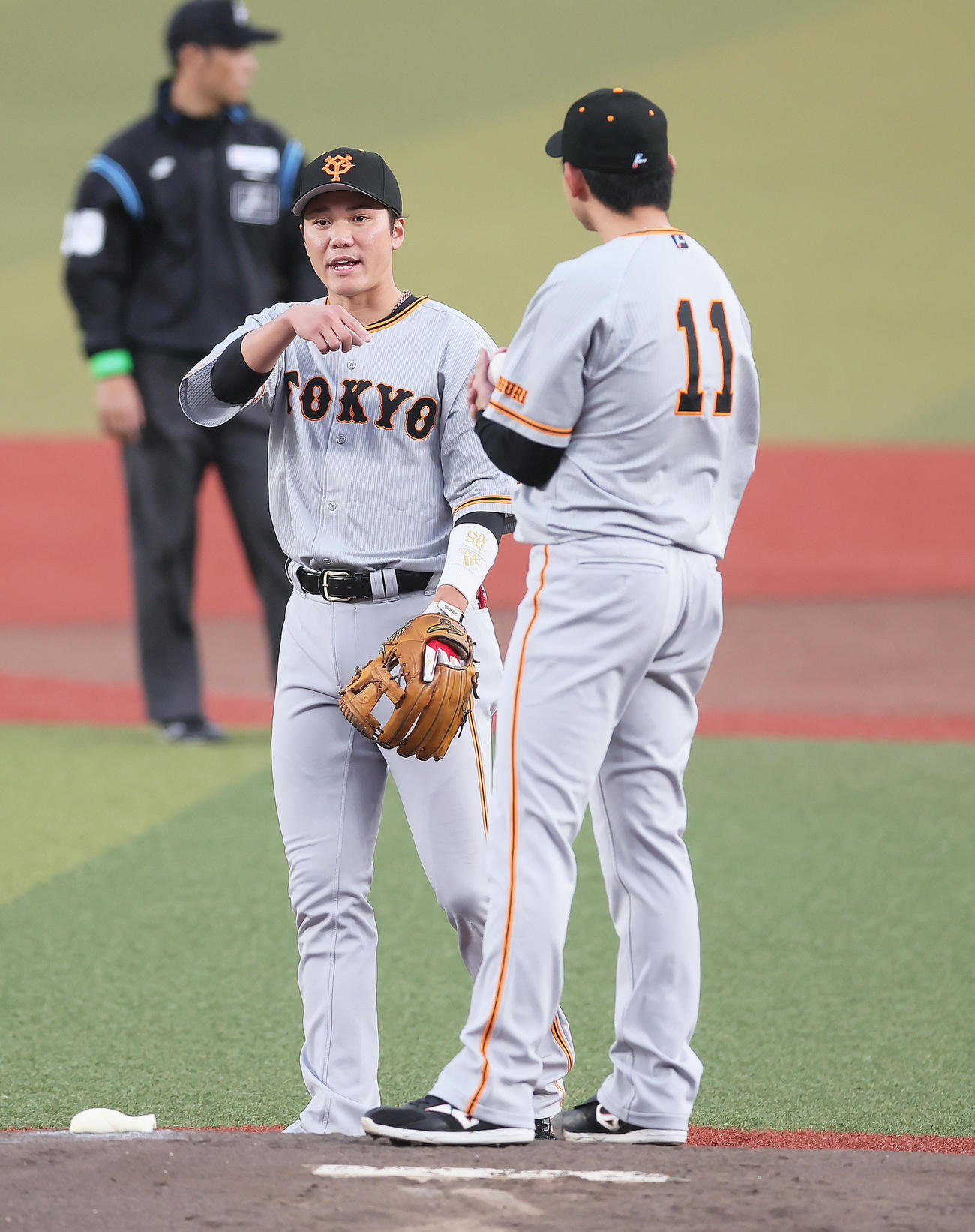 ロッテ対巨人　1回、マウンドの巨人平内（右）に声をかける坂本（撮影・足立雅史）