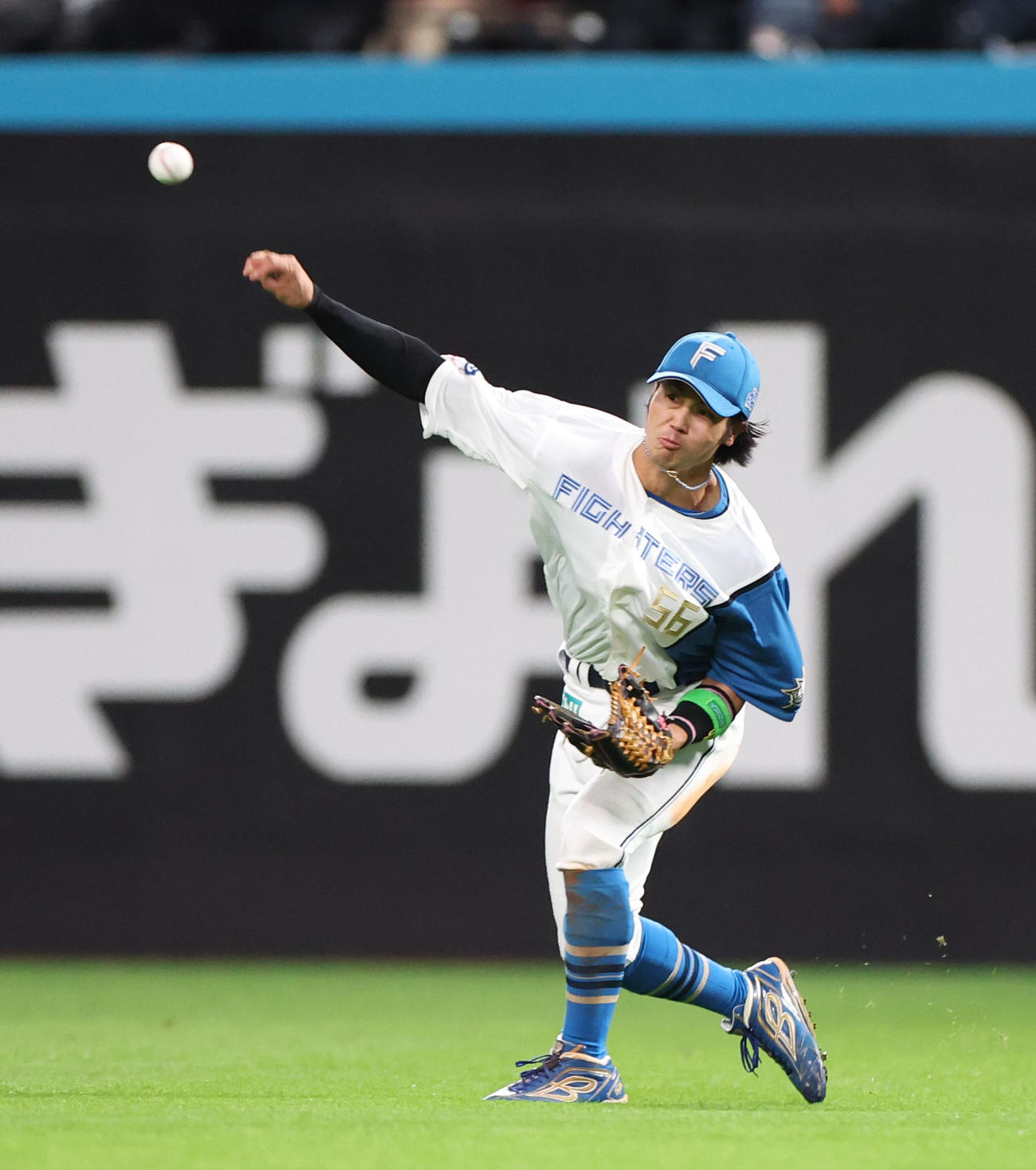 日本ハム対ヤクルト　4回表ヤクルト2死二塁、中村の打球を捕球し本塁に好返球をする細川（撮影・佐藤翔太）