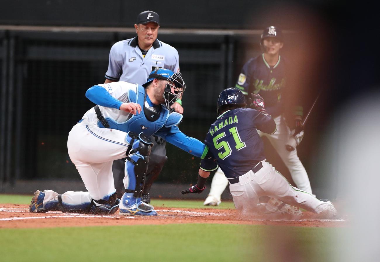 日本ハム対ヤクルト　4回表ヤクルト2死二塁、中村の中前打で二塁走者浜田を本塁で補殺する細川。捕手マルティネス（撮影・黒川智章）