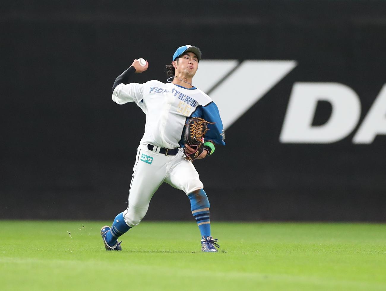 日本ハム対ヤクルト　4回表ヤクルト2死二塁、中村の中前打で二塁走者浜田を本塁で補殺する細川（撮影・黒川智章）