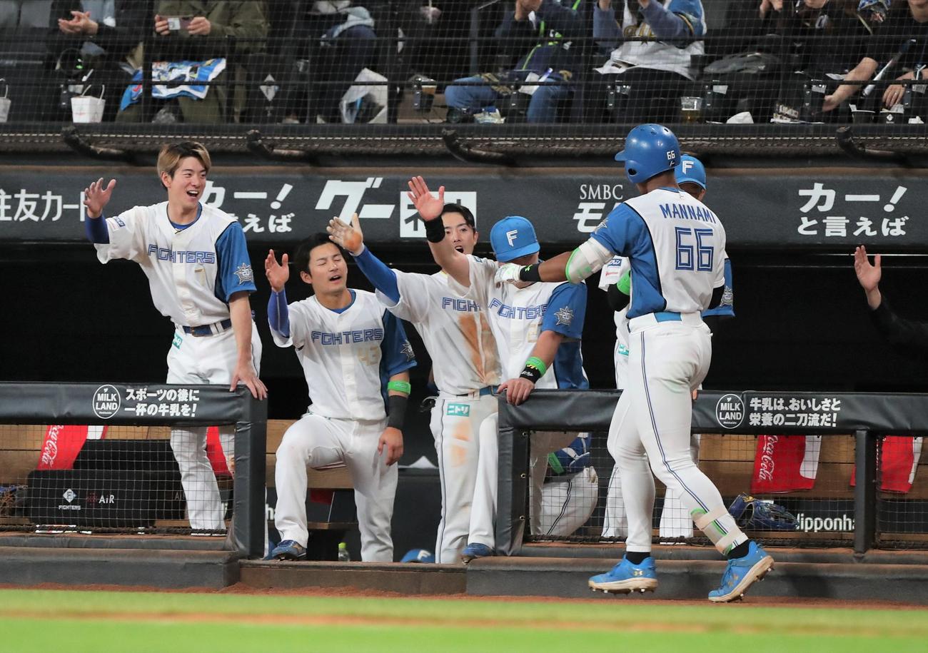 日本ハム対ヤクルト　4回裏日本ハム無死、右越え本塁打を放ちナインに出迎えられる万波（撮影・黒川智章）