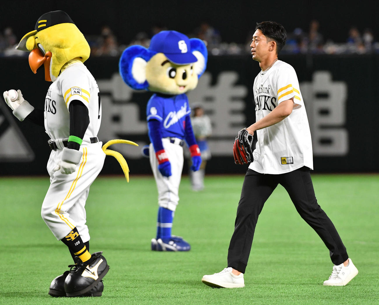 セレモニアルピッチのマウンドへ向かう清水GK権田（撮影・岩下翔太）