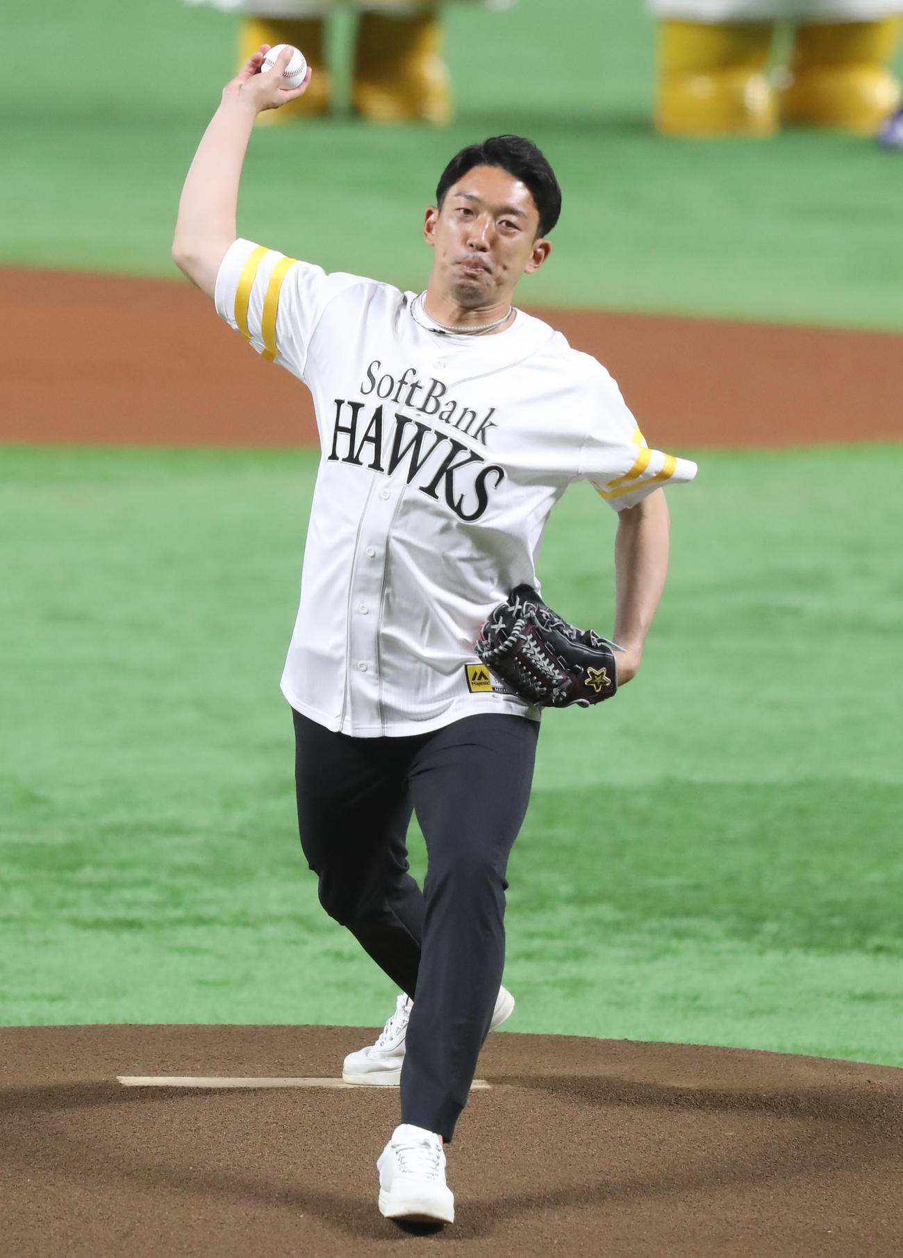 セレモニアルピッチを行う権田（撮影・冨田成美）