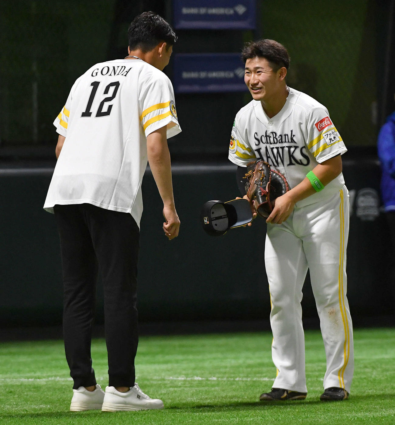 セレモニアルピッチの投球を受けた野村大（右）と言葉を交わす清水GK権田（撮影・岩下翔太）