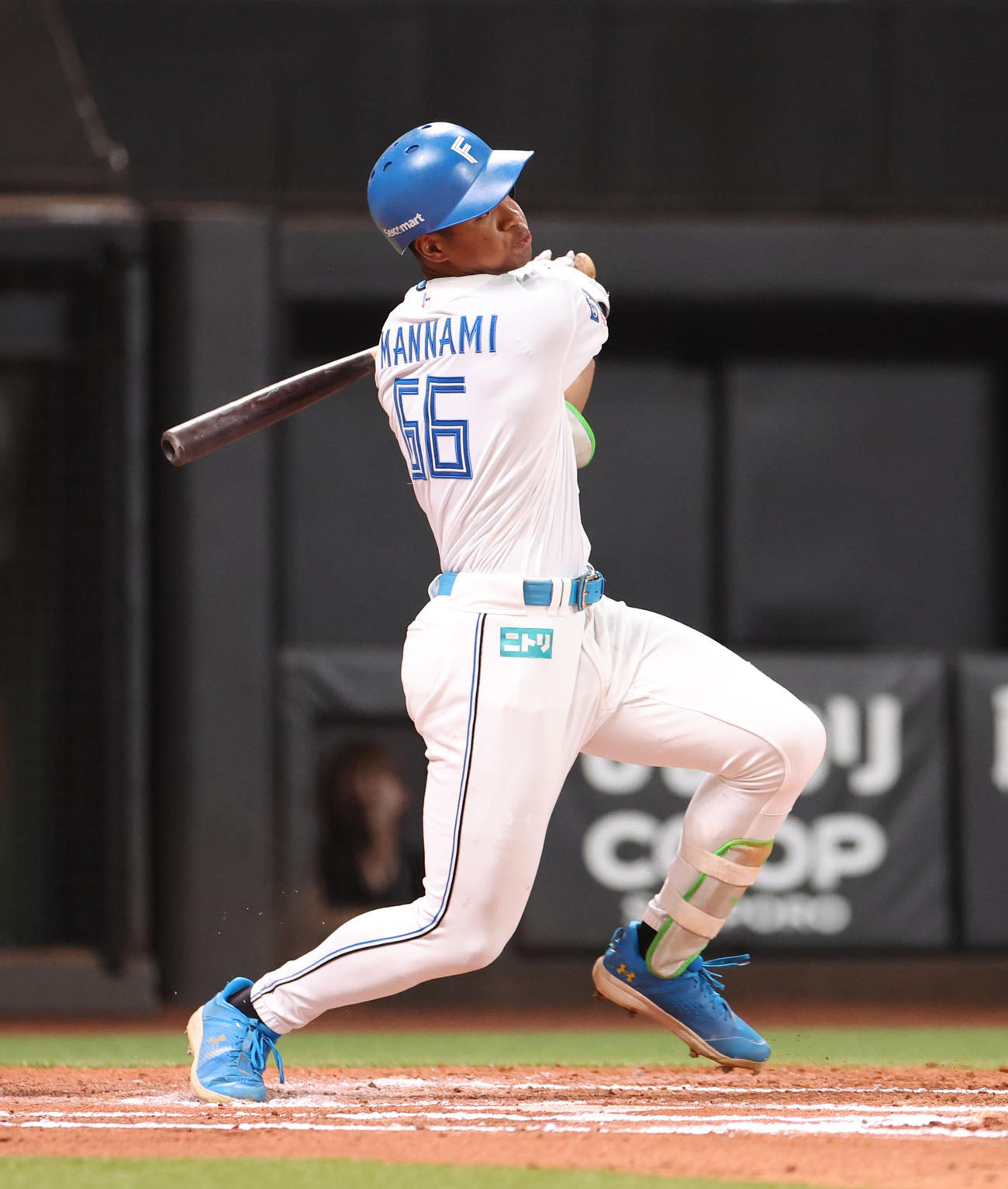 日本ハム対ヤクルト　6回裏日本ハム2死、万波は勝ち越しとなる中越え本塁打を放つ（撮影・佐藤翔太）