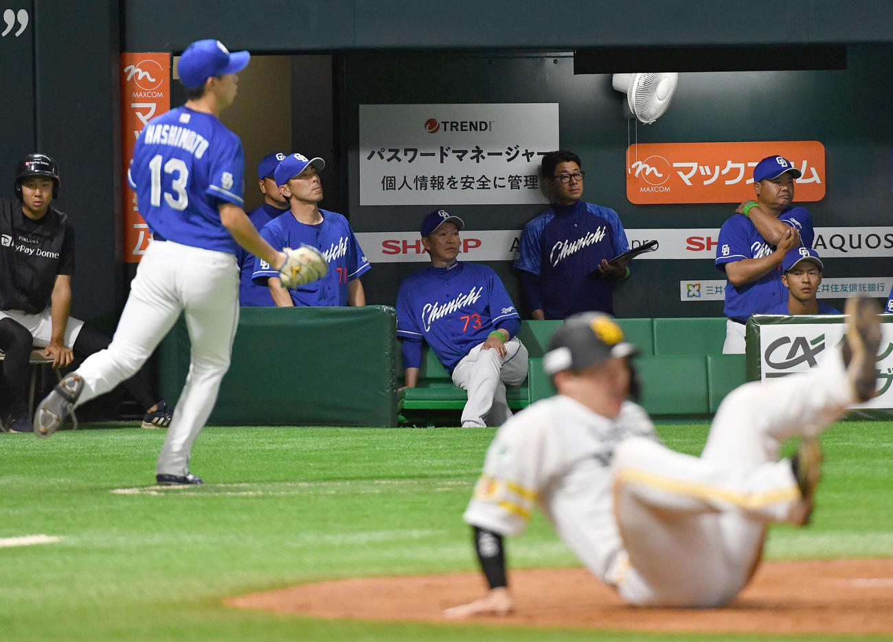 ソフトバンク対中日　4回裏ソフトバンク1死一、二塁、2番手の橋本（左）が牧原大に右前適時打を打たれ、ベンチで厳しい表情を見せる立浪監督（中央）。手前右は生還した甲斐（撮影・岩下翔太）