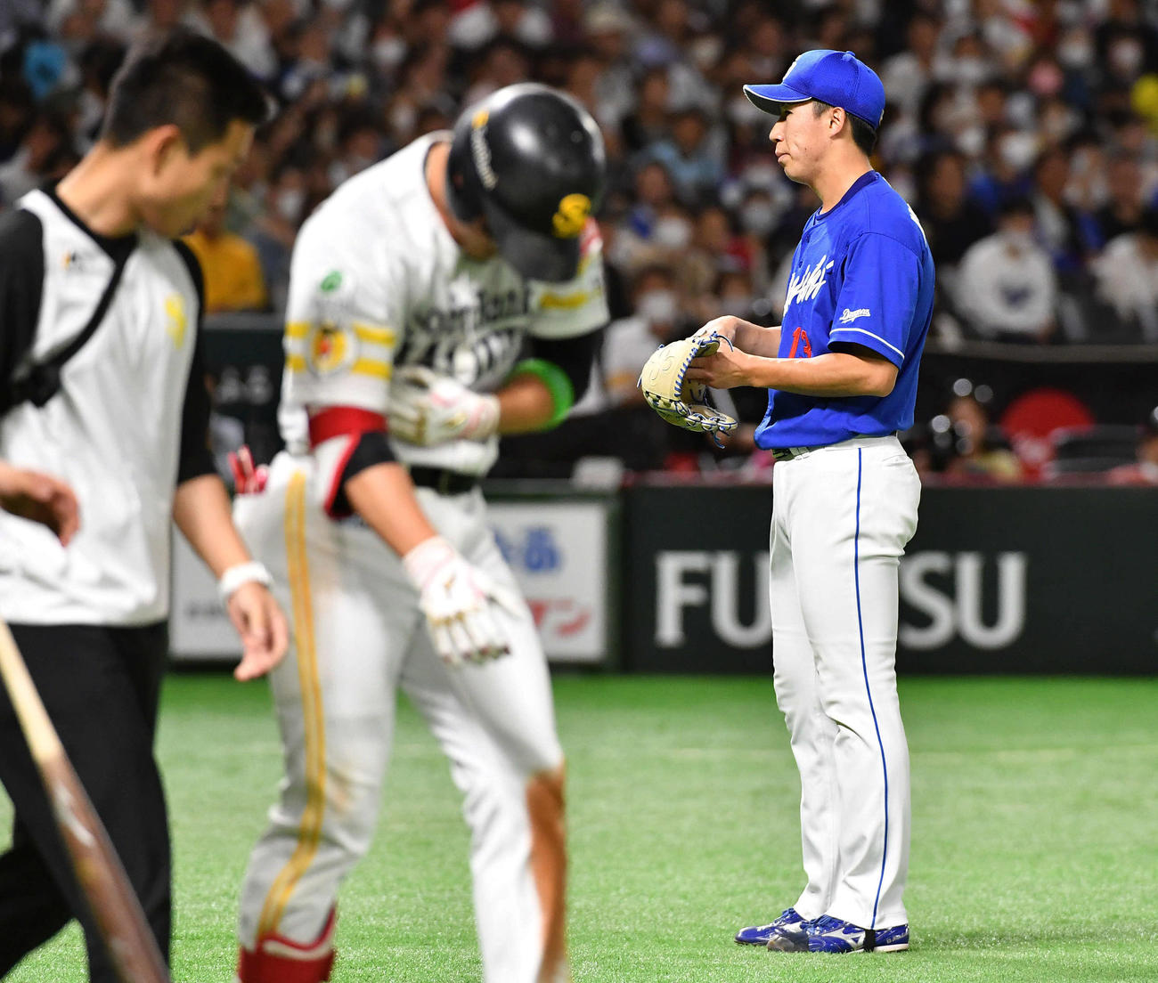 ソフトバンク対中日　4回裏ソフトバンク1死満塁、栗原（左から2人目）に3者連続の死球を与えて降板となった橋本（撮影・岩下翔太）