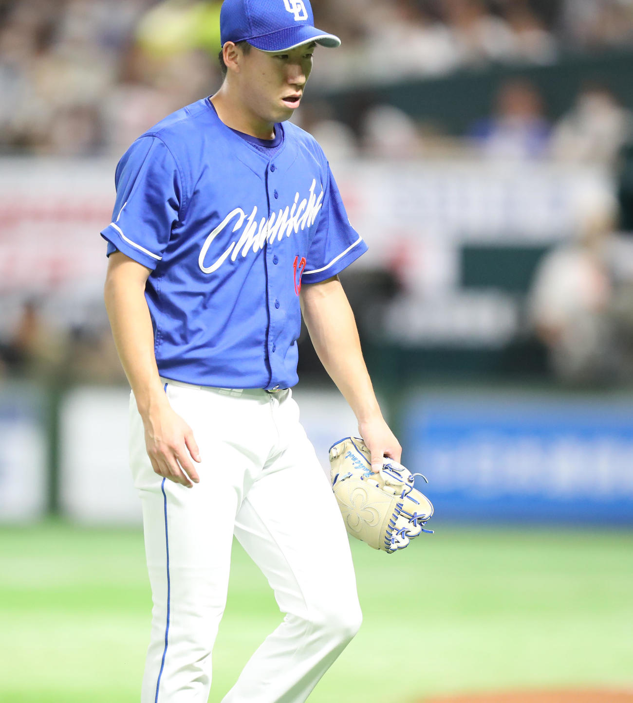 ソフトバンク対中日　4回途中でベンチへ引き揚げる橋本（撮影・冨田成美）