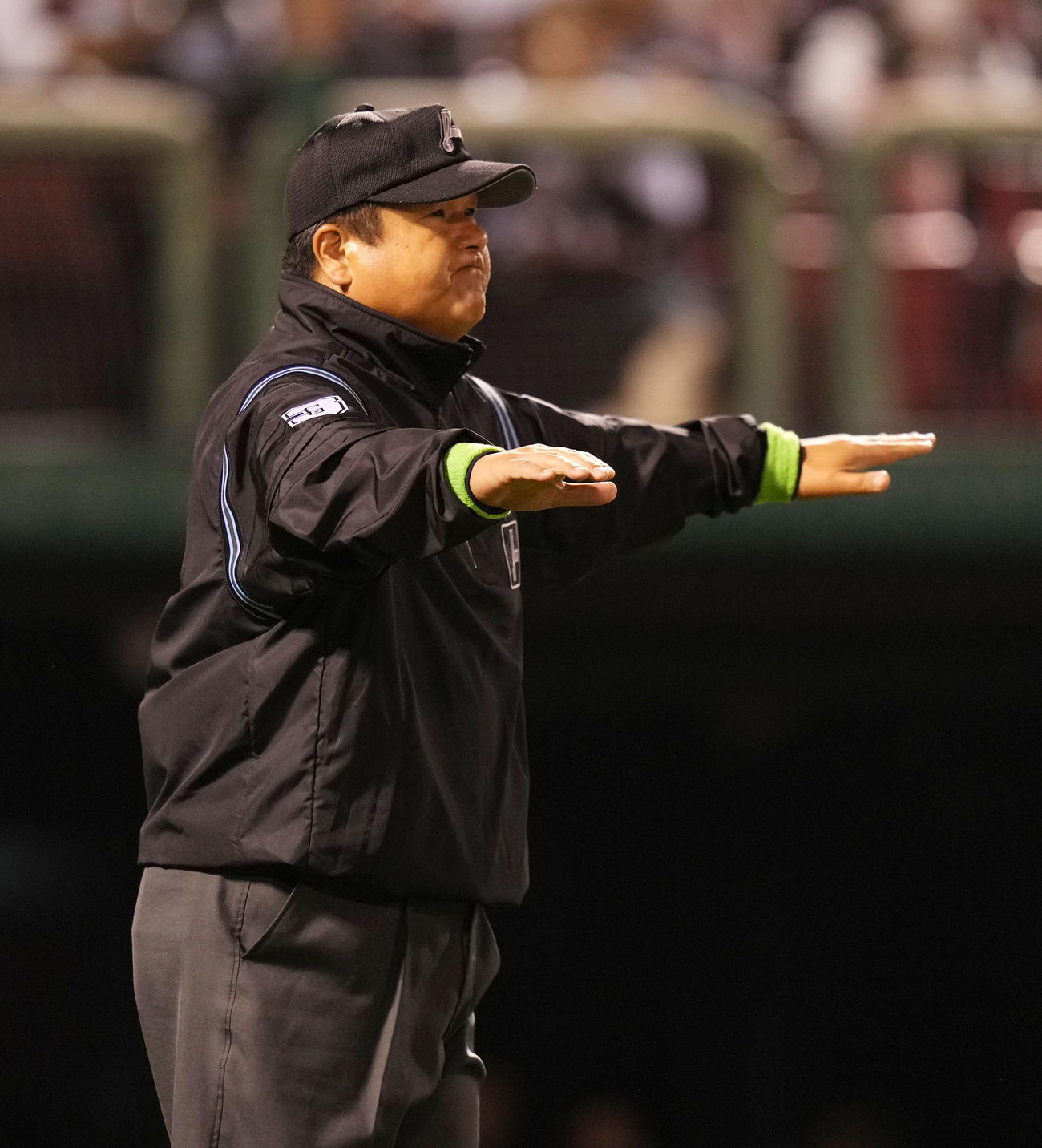 楽天対DeNA 6回裏楽天無死、山崎剛の一ゴロの際のリプレー検証後、ジャッジを間違える敷田塁審（撮影・横山健太）