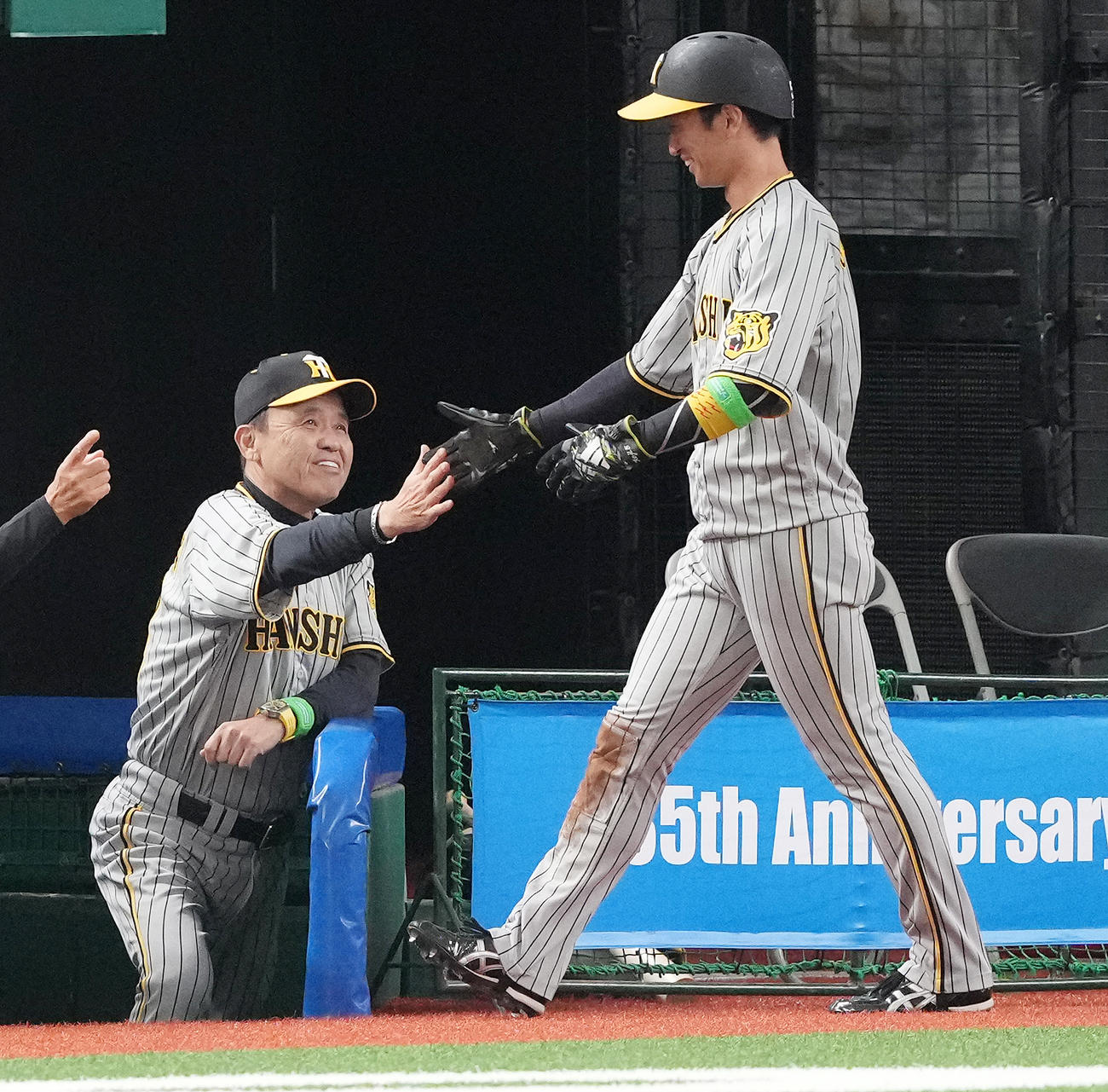 西武対阪神　1回表阪神無死三塁、中野の先制の右適時三塁打で生還した三塁走者近本（右）を迎える岡田監督（撮影・鈴木みどり）