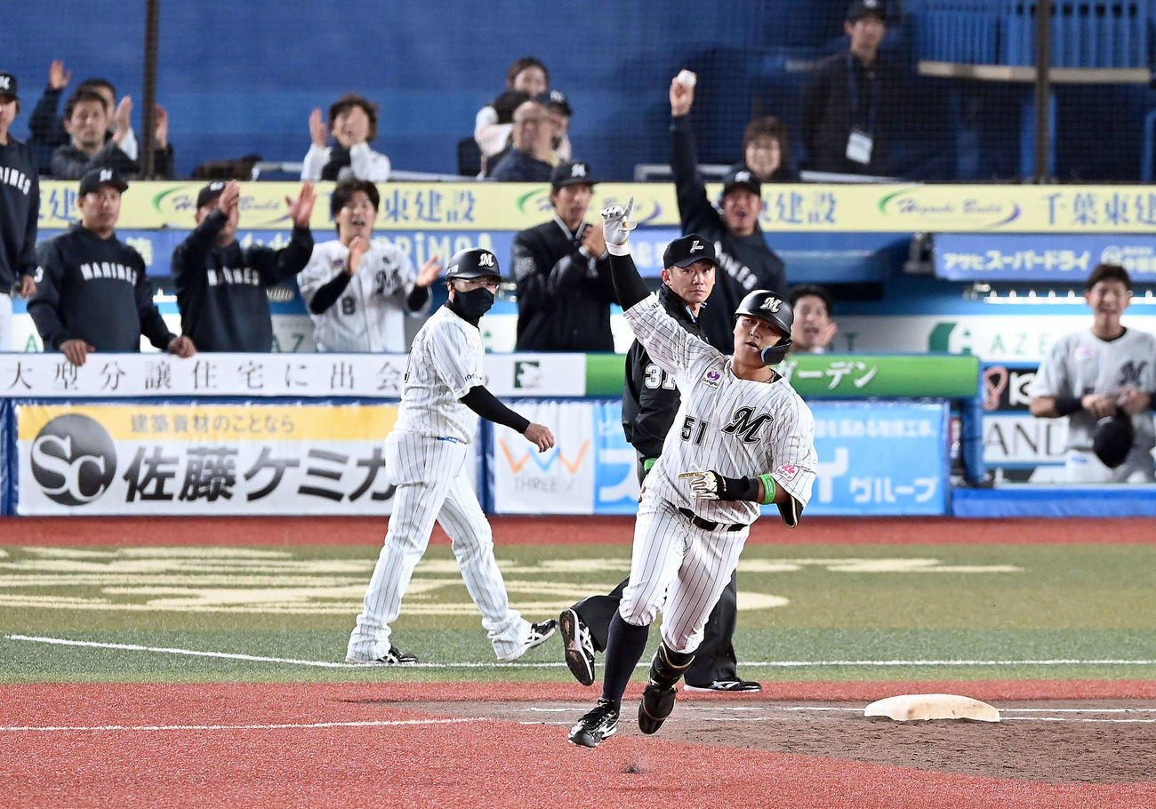 ロッテ対巨人　4回裏ロッテ1死、中越えソロ本塁打を放ちポーズを決める山口（撮影・たえ見朱実）