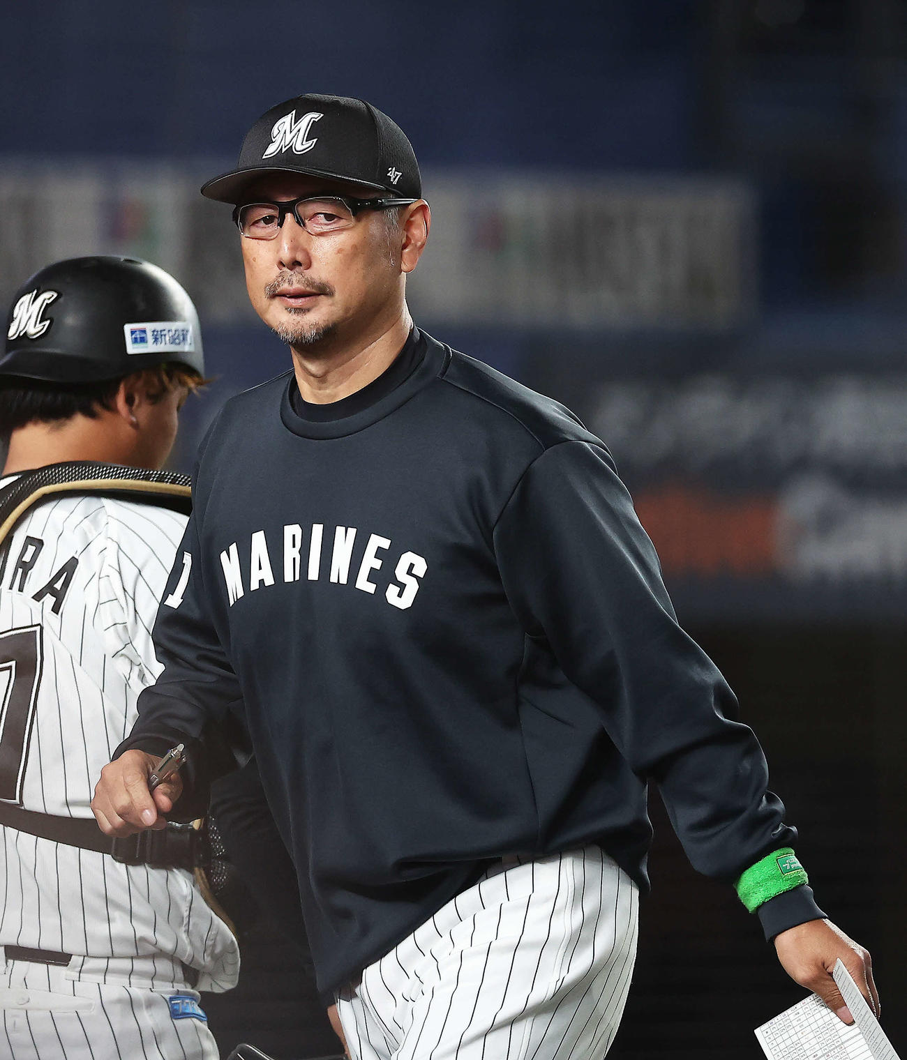 ロッテ対巨人　7回裏を終え、選手交代を告げる吉井監督（撮影・河田真司）