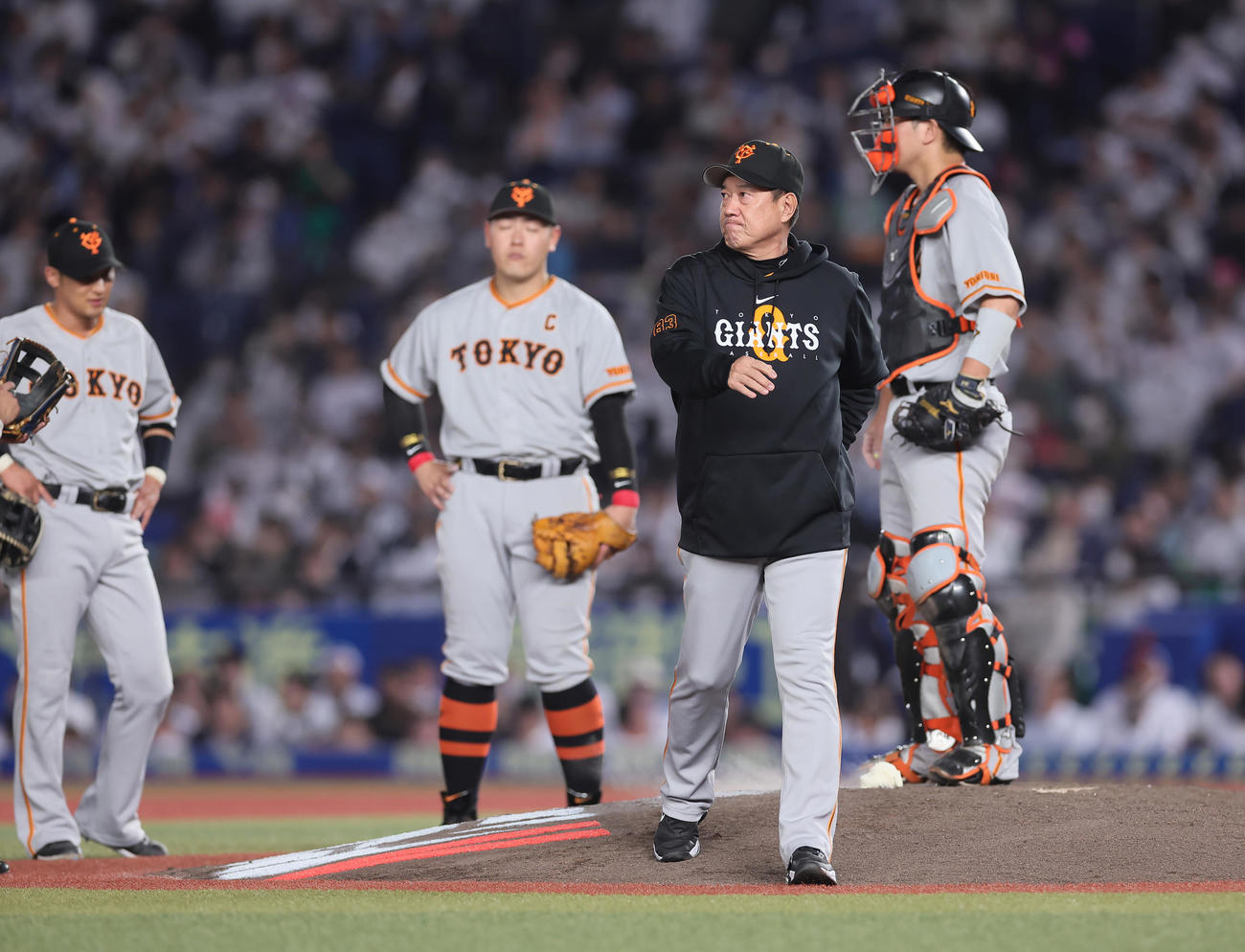 ロッテ対巨人　7回途中、マウンドの巨人高橋に交代を告げベンチに戻る原監督（右から2人目）（撮影・足立雅史）