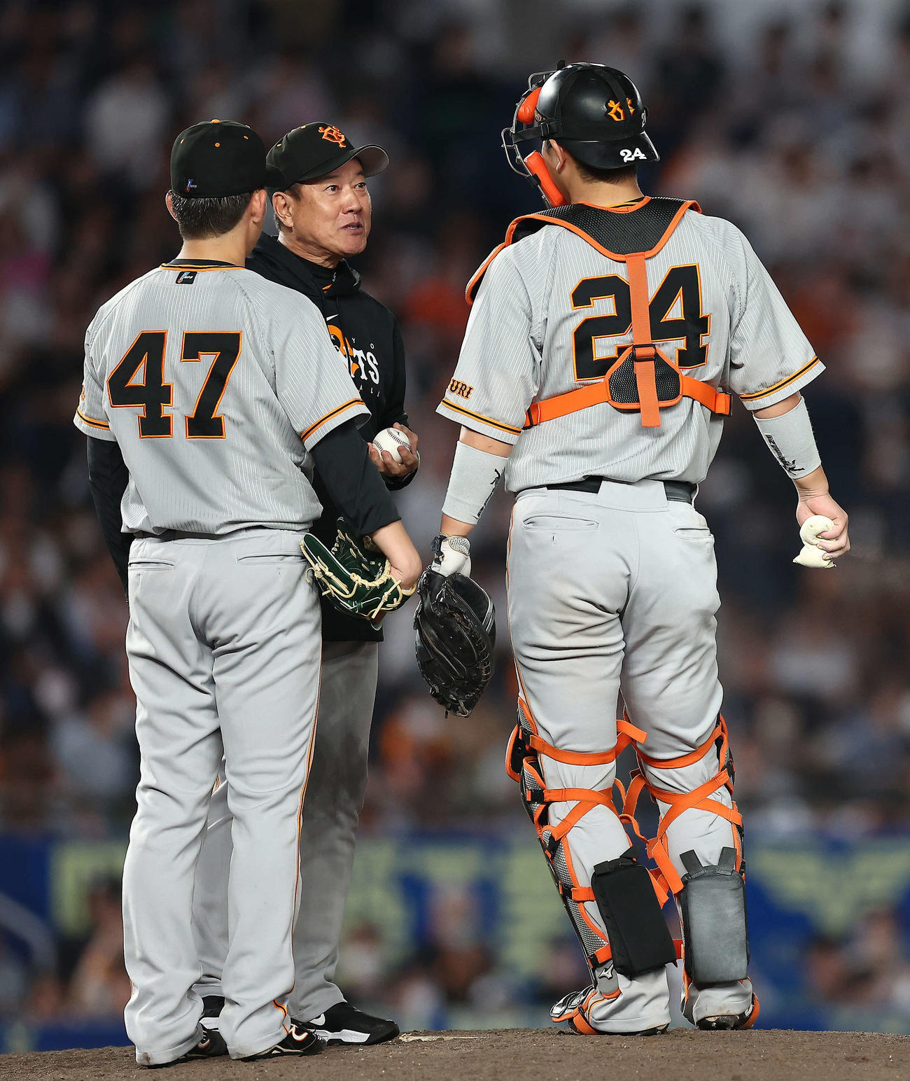 ロッテ対巨人　7回裏ロッテ1死、降板となる高橋（左）を労う原監督（撮影・河田真司）