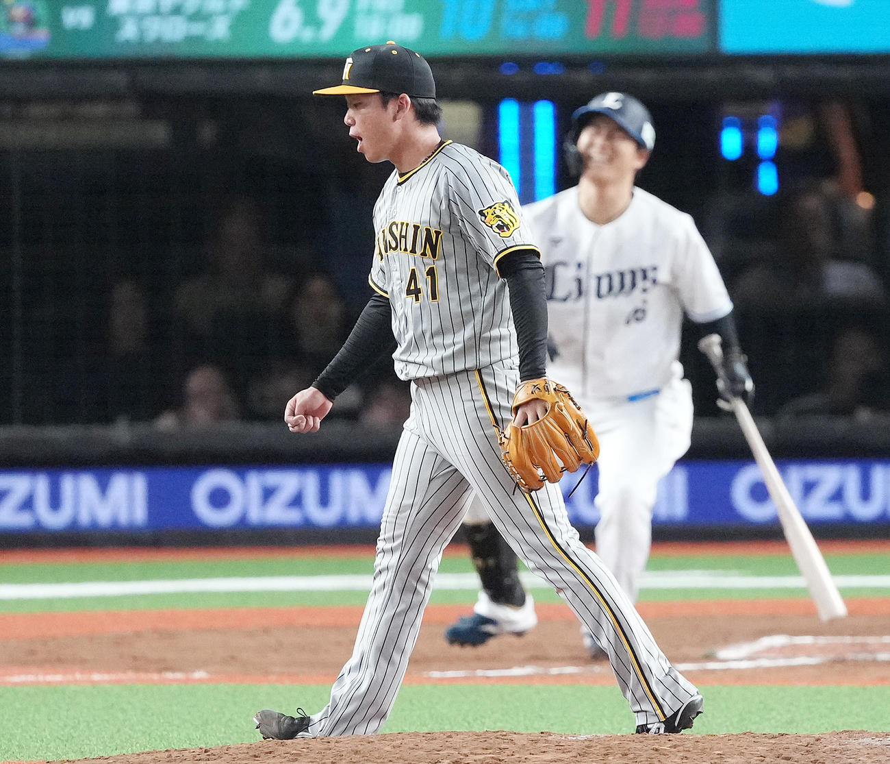 西武対阪神　7回裏西武2死、鈴木を見逃し三振に仕留める村上（撮影・鈴木みどり）