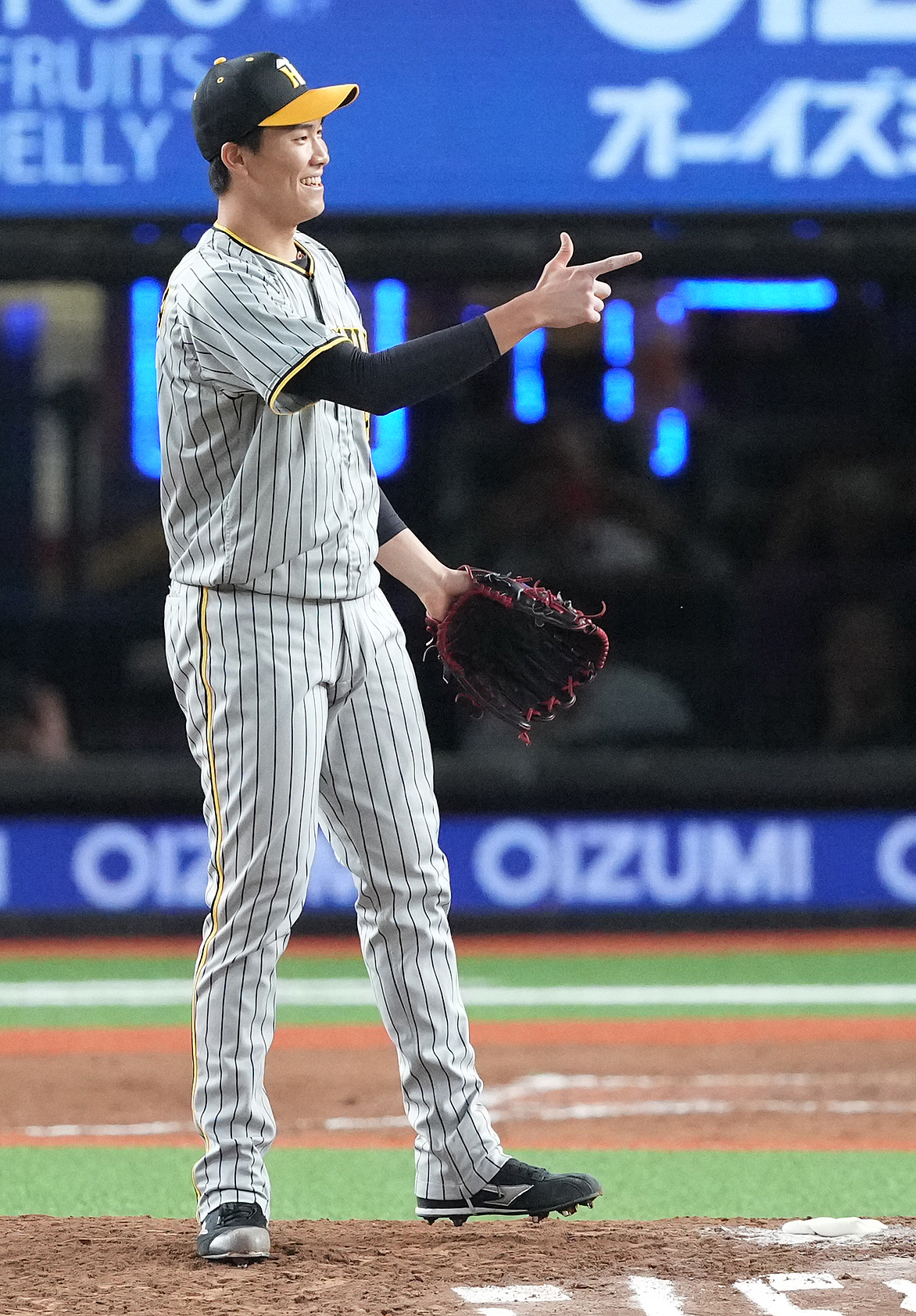 西武対阪神　9連勝し、笑顔で指を差す阪神湯浅（撮影・鈴木みどり）