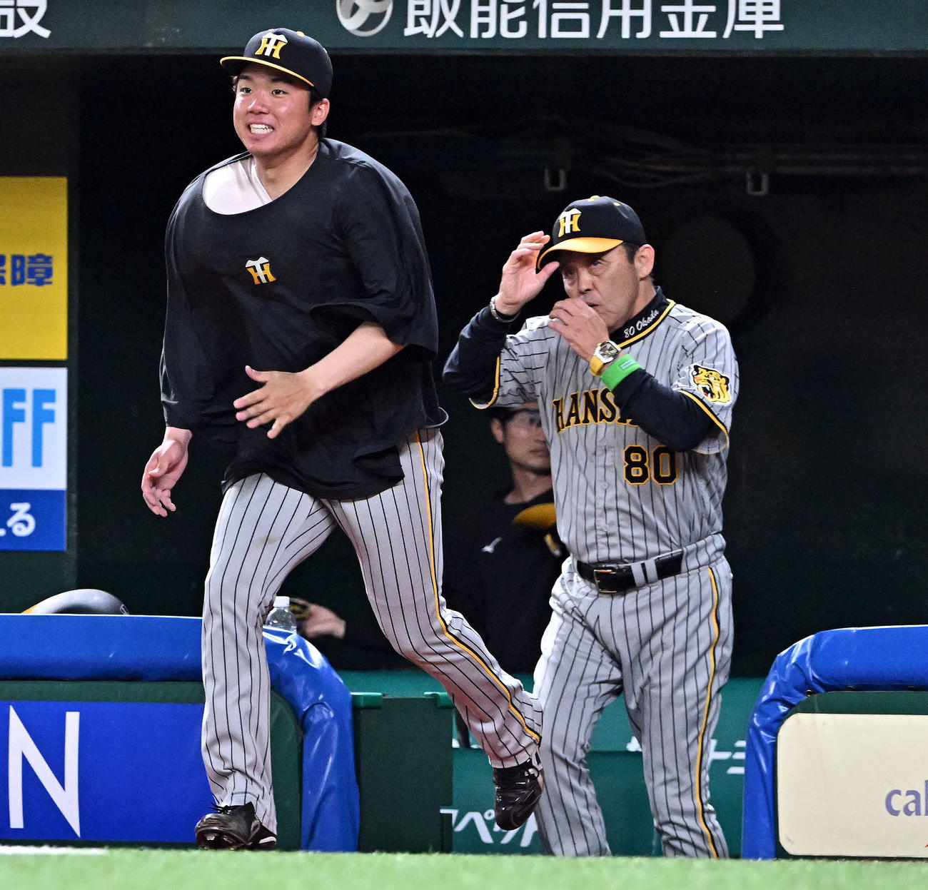 西武対阪神　試合後、選手を迎えにベンチを飛び出す勝利投手の村上（左）と岡田監督（撮影・滝沢徹郎）