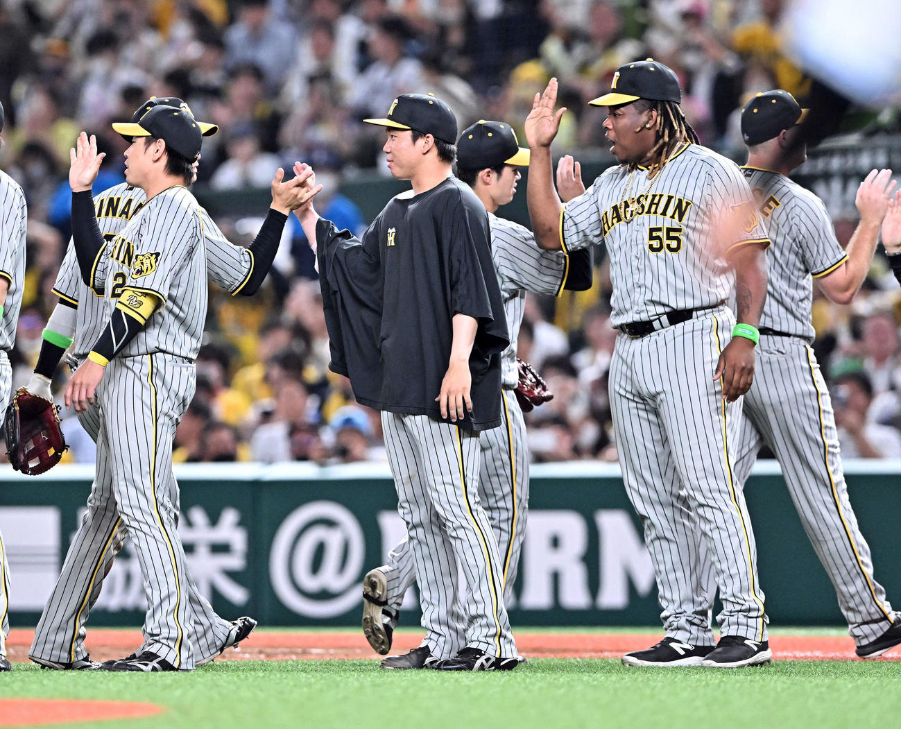 西武対阪神　試合後、チームメートとタッチをかわす勝利投手の村上（前列中央）（撮影・滝沢徹郎）