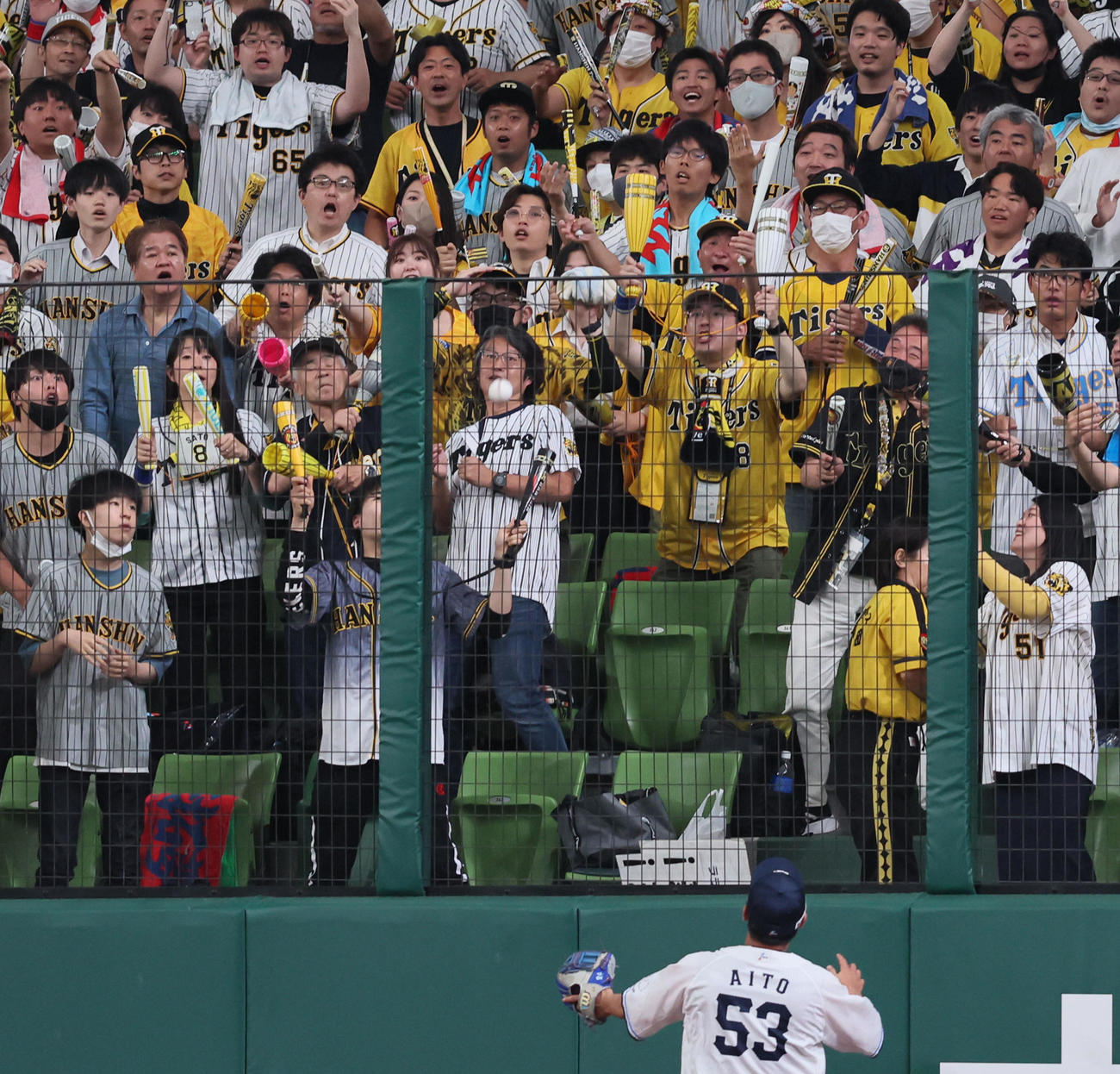 西武対阪神　1回表阪神無死、近本の打球は右翼フェンス上部に当たり三塁打となる（撮影・加藤哉）