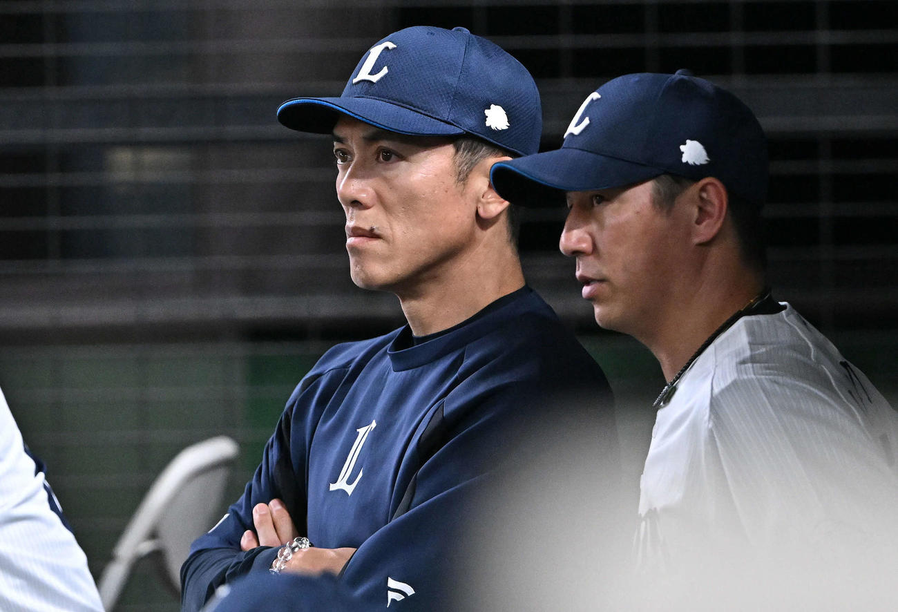 西武対阪神　9回裏、ベンチで厳しい表情の西武松井監督（左）と平石ヘッドコーチ（撮影・滝沢徹郎）