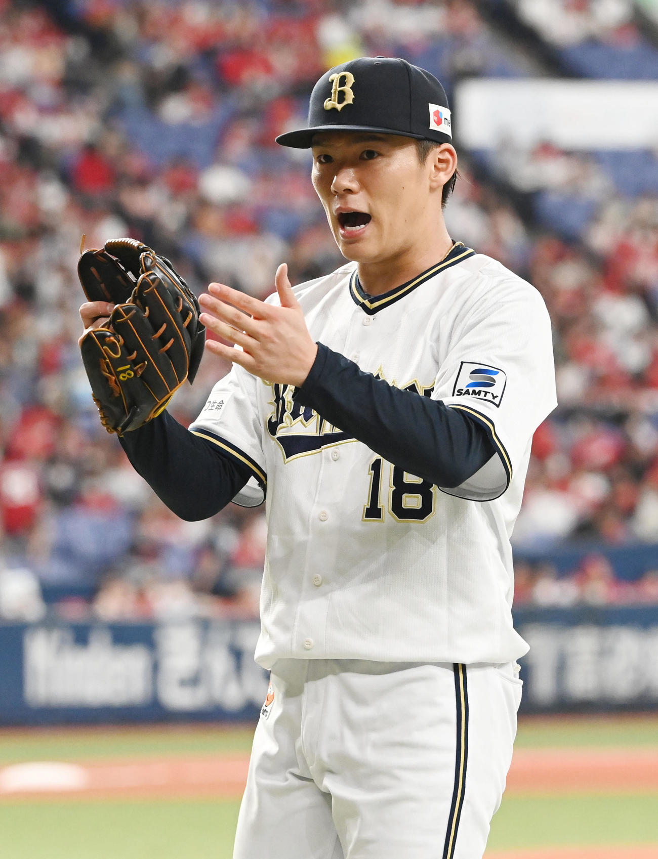 オリックス対広島　5回まで無失点に抑え、ナインを鼓舞するオリックス山本（撮影・和賀正仁）