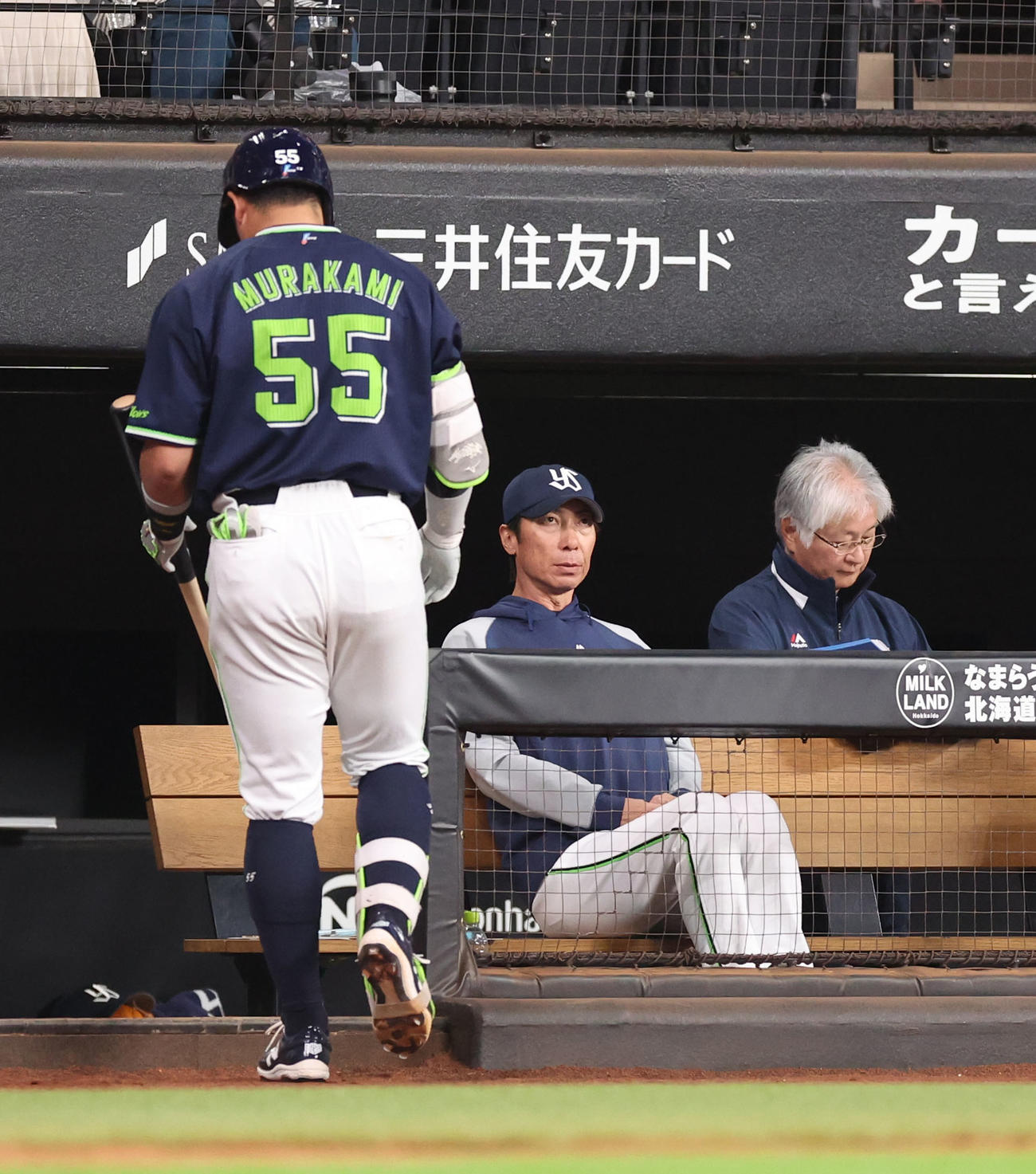 日本ハム対ヤクルト　8回表ヤクルト1死一塁、村上は三振に終わる。中央は遠くを見つめる高津監督（撮影・佐藤翔太）