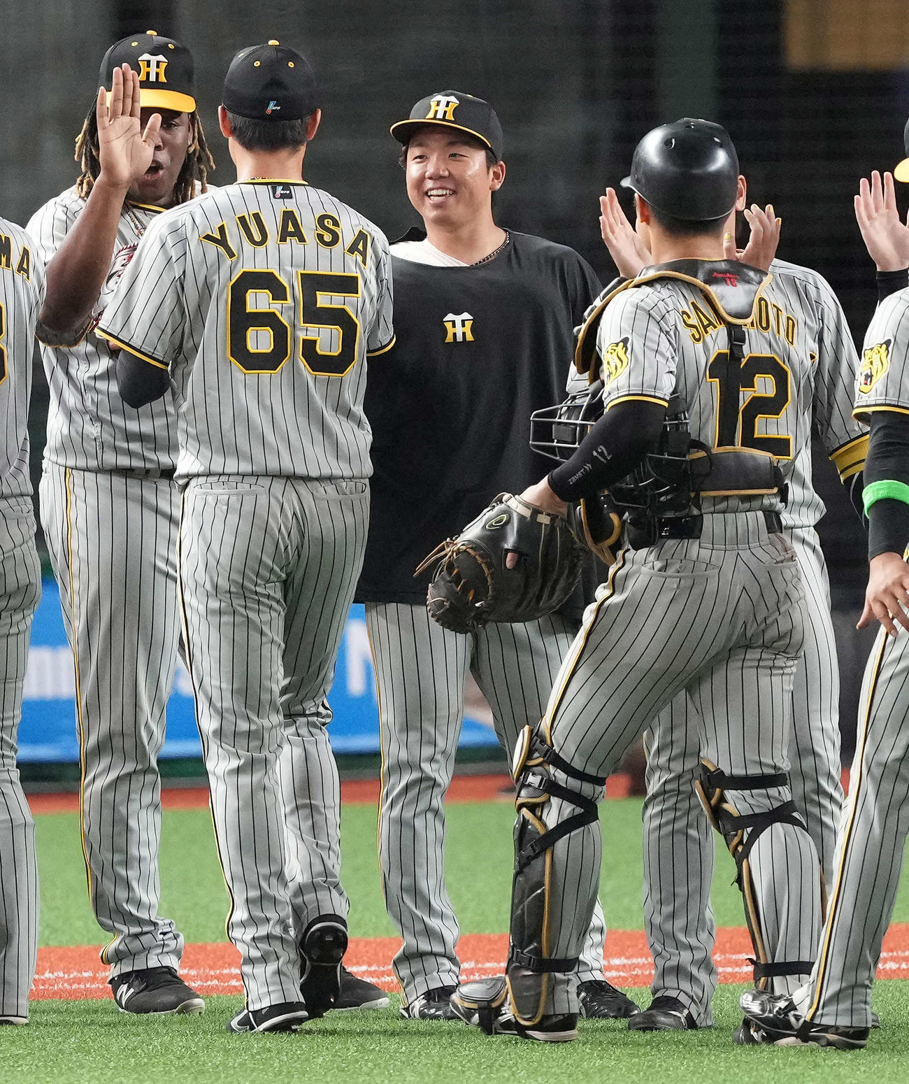 西武対阪神　9連勝し、湯浅（左手前）からウイニングボールを受け取る阪神村上（中央）（撮影・鈴木みどり）