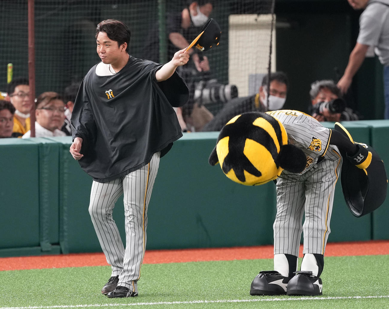 西武対阪神　勝利投手の阪神村上はファンの声援に応える（撮影・鈴木みどり）