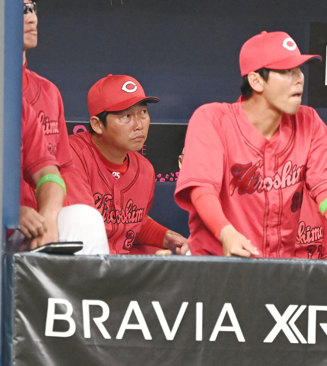 オリックス対広島　8回、厳しい表情で戦況を見る広島新井監督（撮影・和賀正仁）