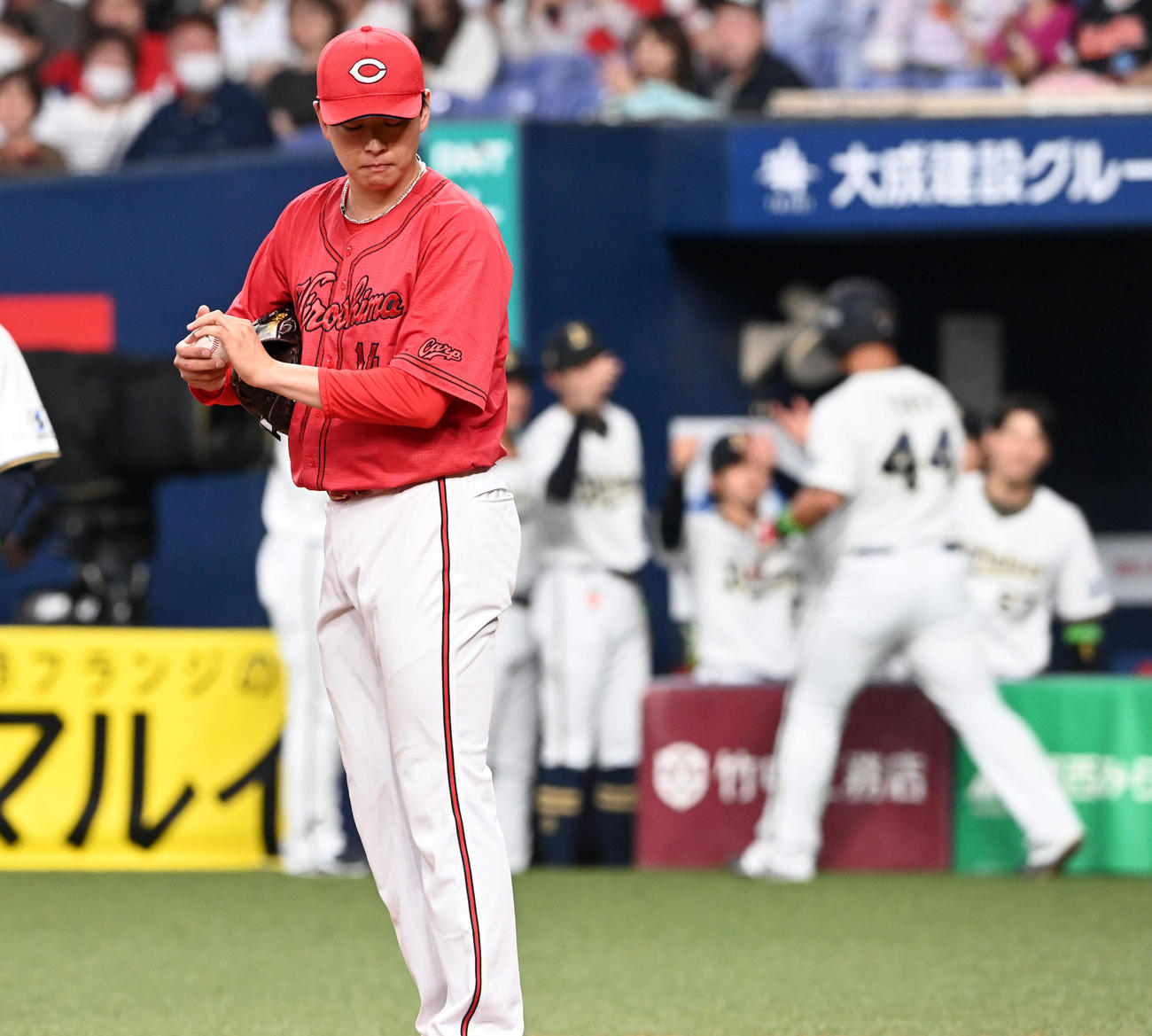 オリックス対広島　5回裏オリックス1死二、三塁、自身の暴投でオリックス頓宮の生還を許しがっくりする広島大瀬良（撮影・前岡正明）