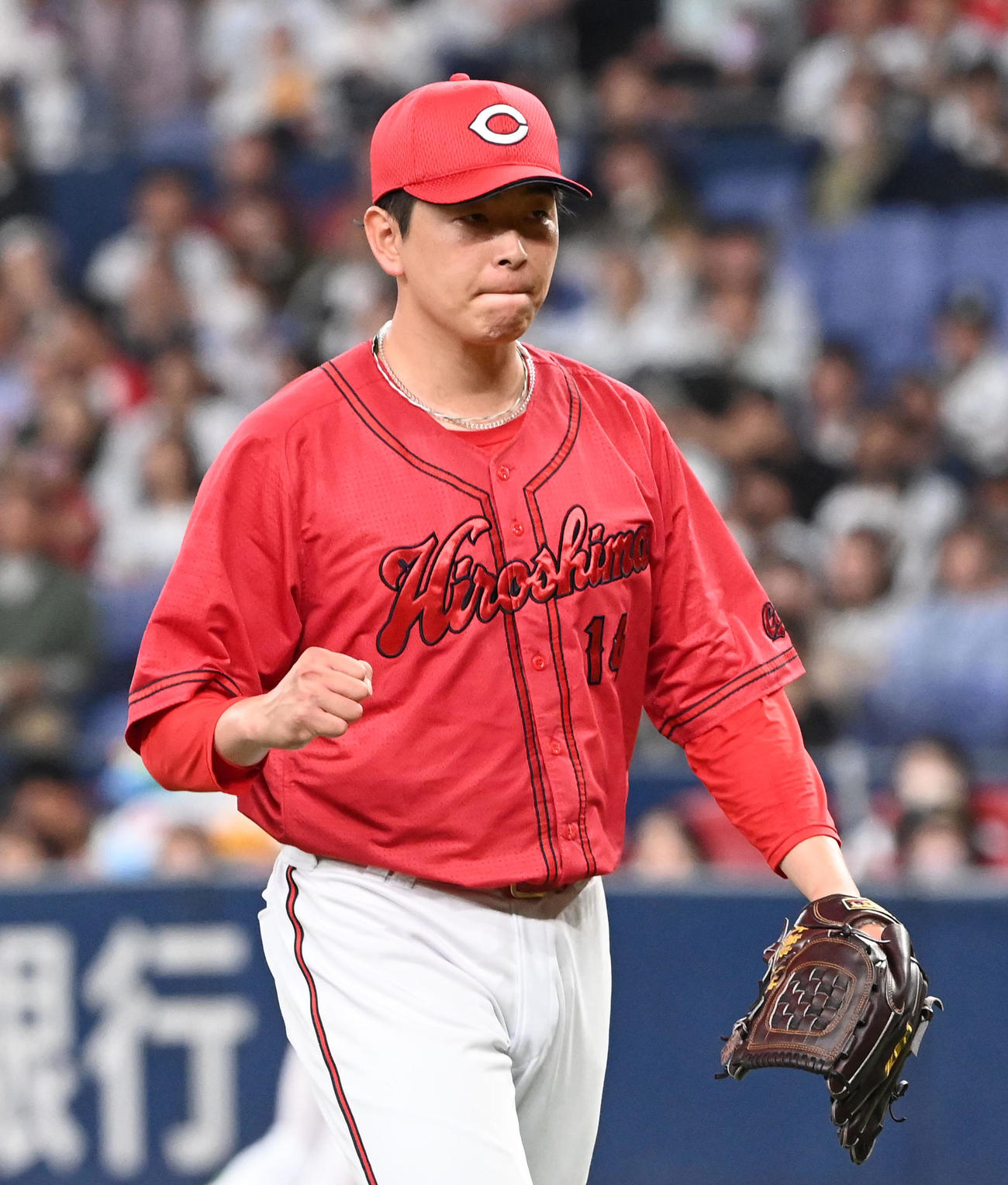 オリックス対広島　6回裏オリックス1死一塁、中川圭を遊ゴロ併殺に打ち取りガッツポーズの広島大瀬良（撮影・前岡正明）