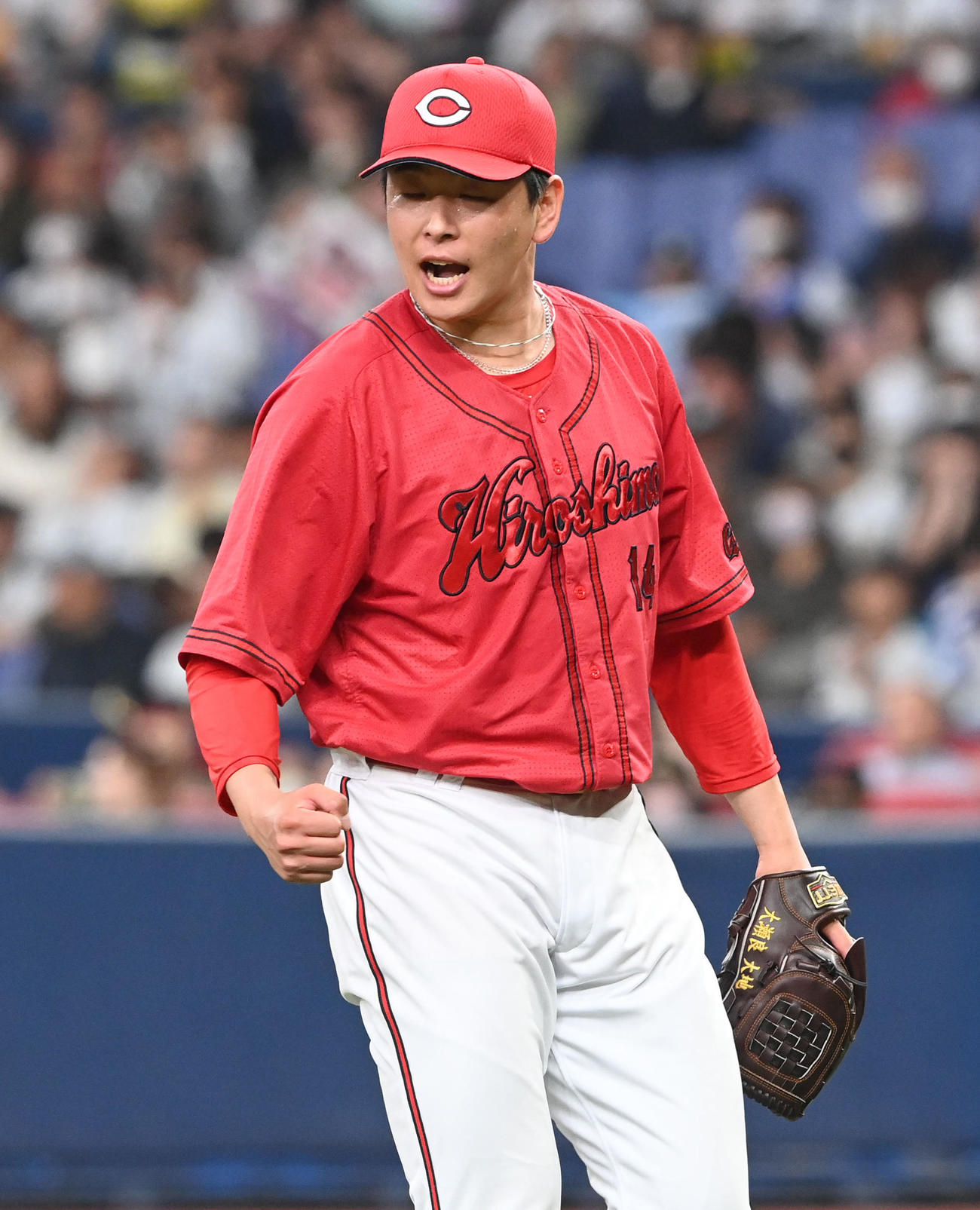オリックス対広島　6回裏オリックス1死一、二塁、若月を三ゴロ併殺に打ち取りガッツポーズの広島大瀬良（撮影・前岡正明）