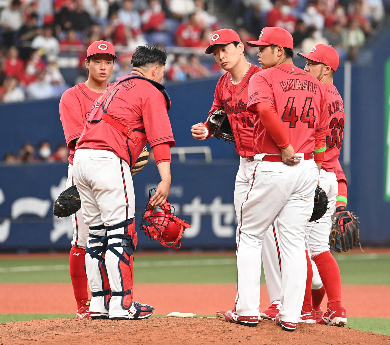 オリックス対広島　7回にピンチを招き大瀬良のもとに集まる広島内野陣（撮影・和賀正仁）