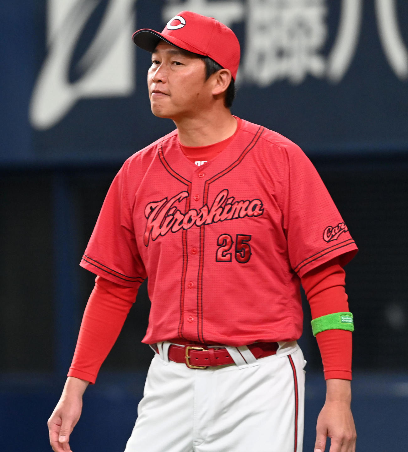 オリックス対広島　8回、大瀬良の交代を告げた広島新井監督（撮影・前岡正明）