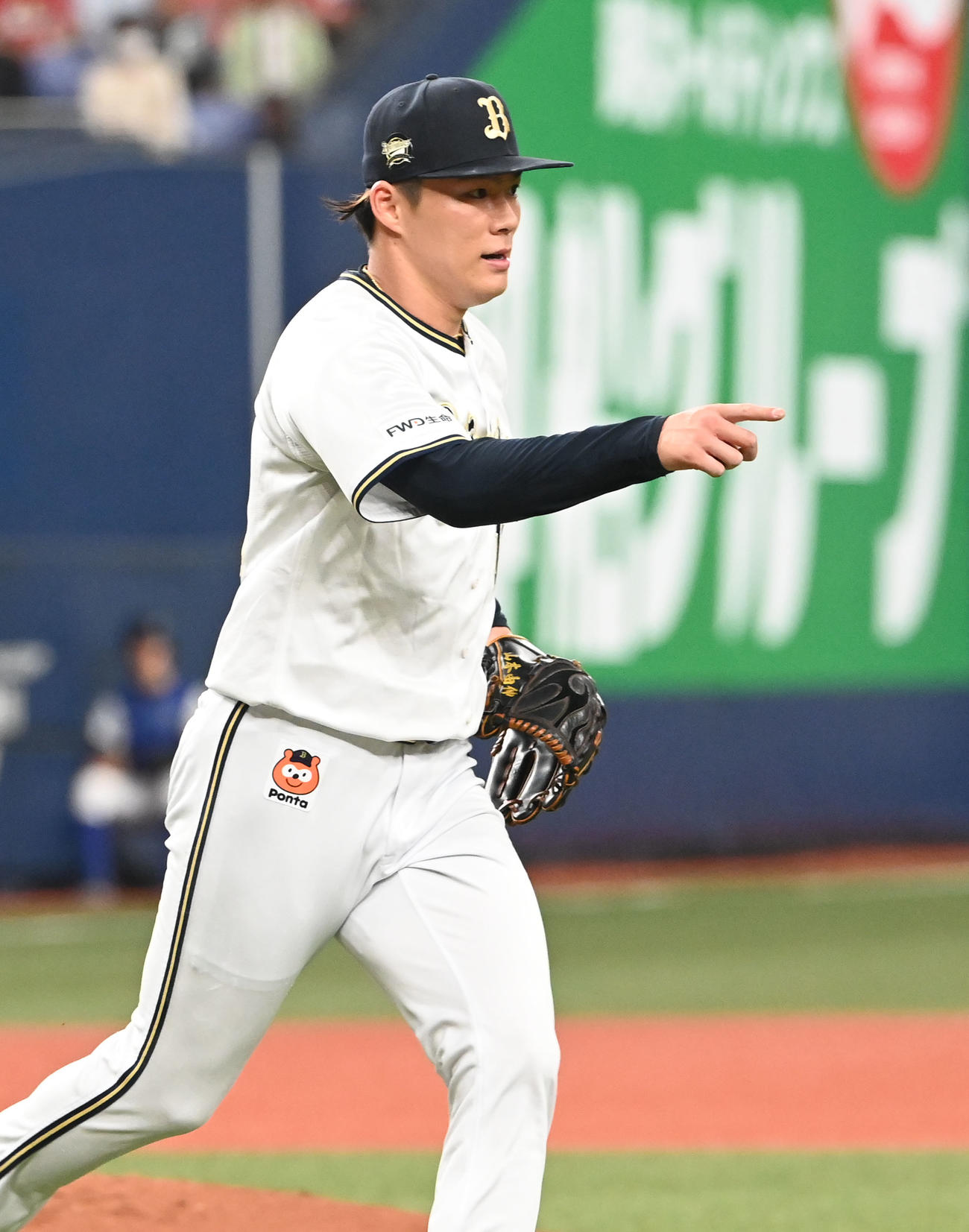 オリックス対広島　5回表広島2死、韮沢の打球で一塁を指さす山本（撮影・和賀正仁）