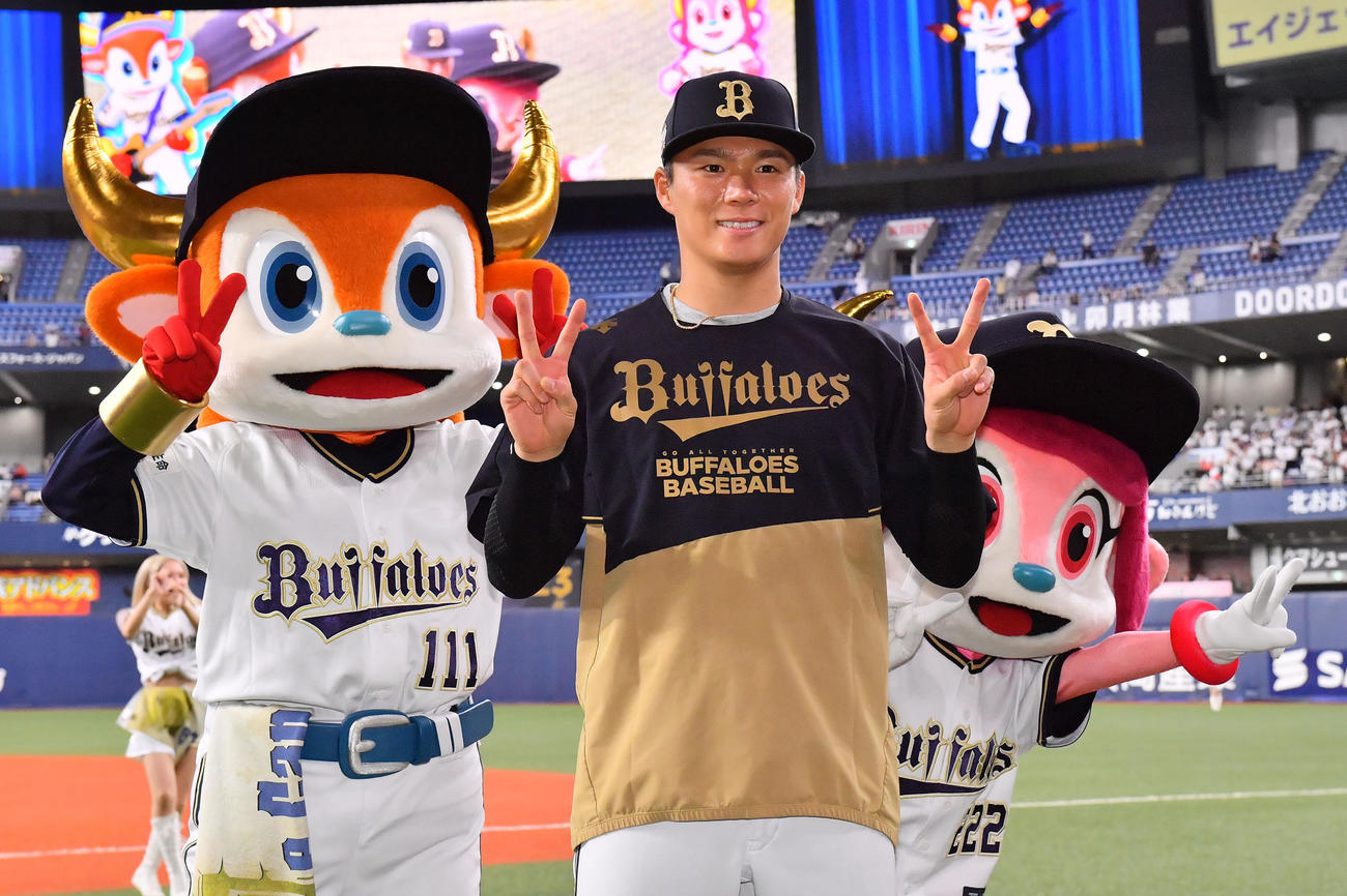 オリックス対広島　8回を無失点に抑える力投を見せたオリックス山本は勝利のVサイン（撮影・和賀正仁）