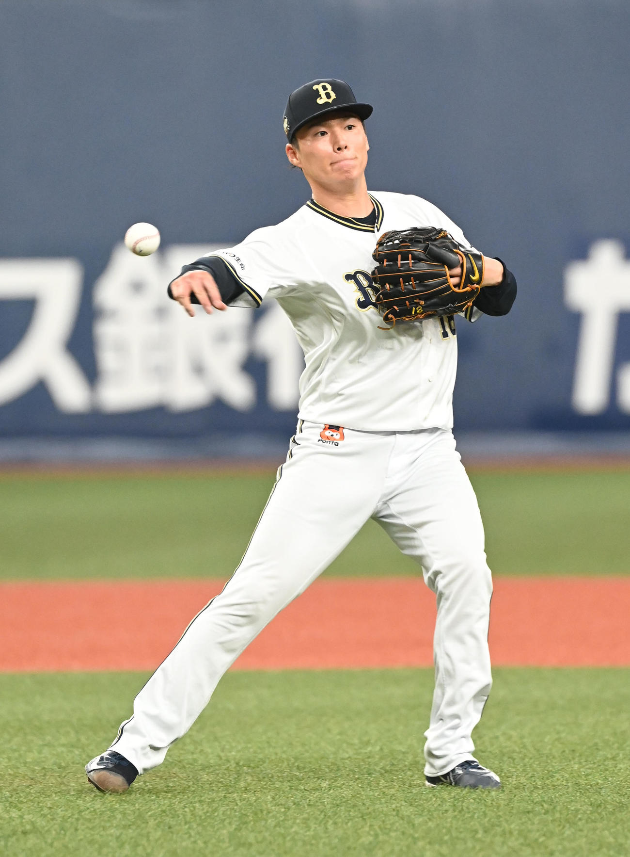 オリックス対広島　8回表広島2死、田中の打球にジャンプして好捕する山本（撮影・和賀正仁）