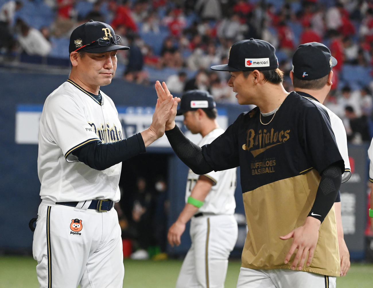 オリックス対広島　8回を無失点に抑える力投を見せたオリックス山本は中嶋監督とタッチを交わす（撮影・和賀正仁）